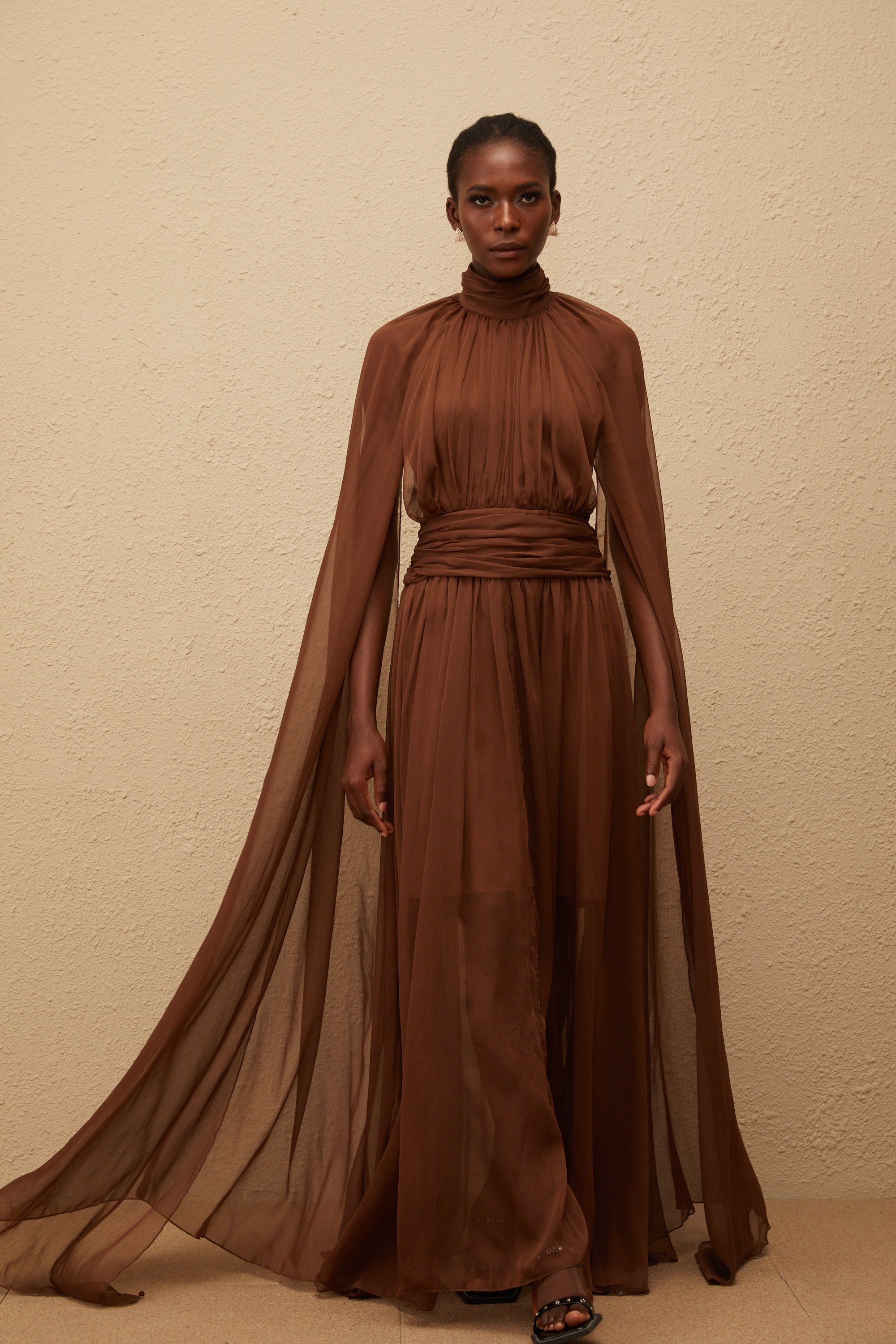 Coralie Brown – Plissiertes Tüllkleid im Cape-Design