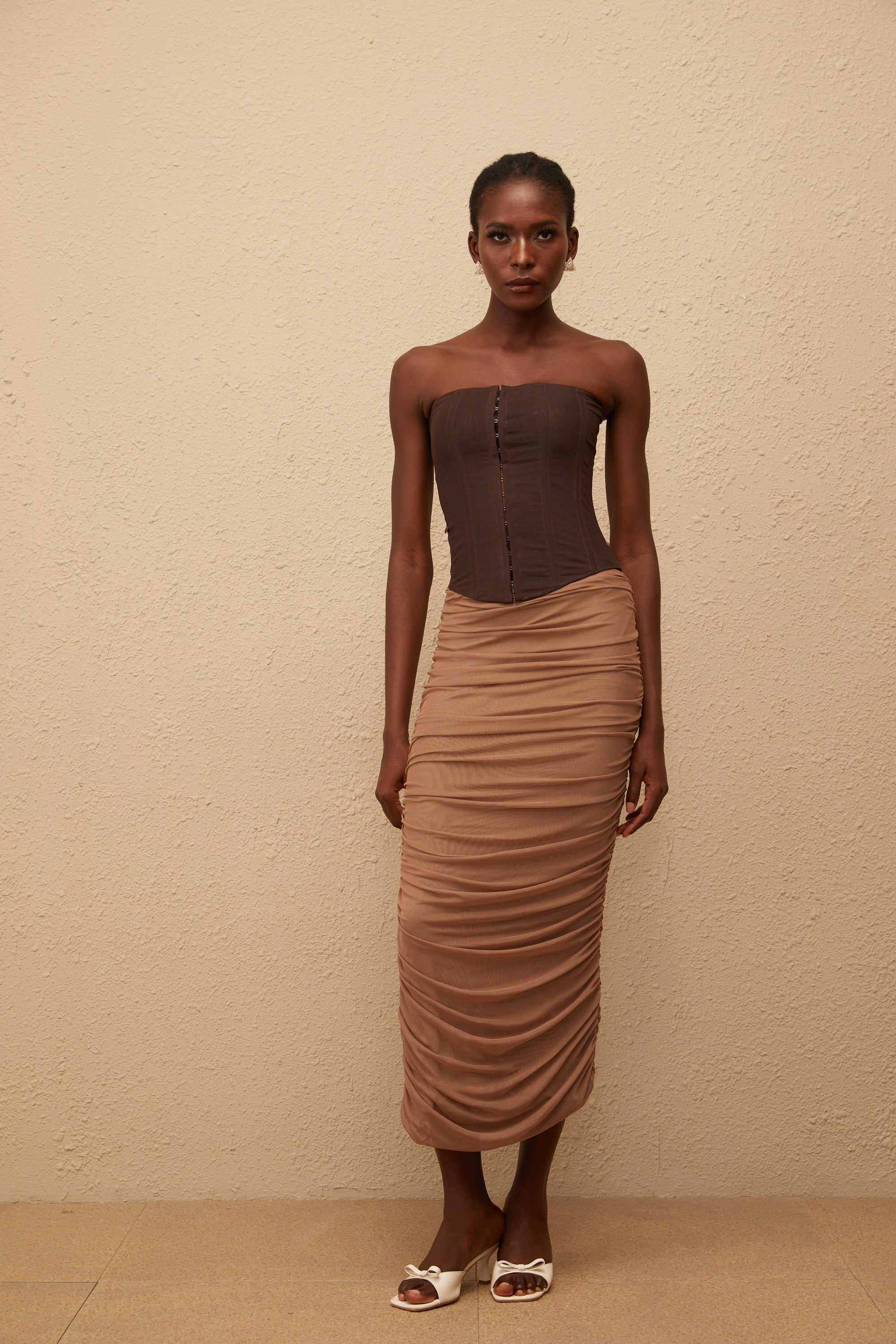 Drapiertes Midikleid aus Netzstoff mit Paisley-Muster in Braun