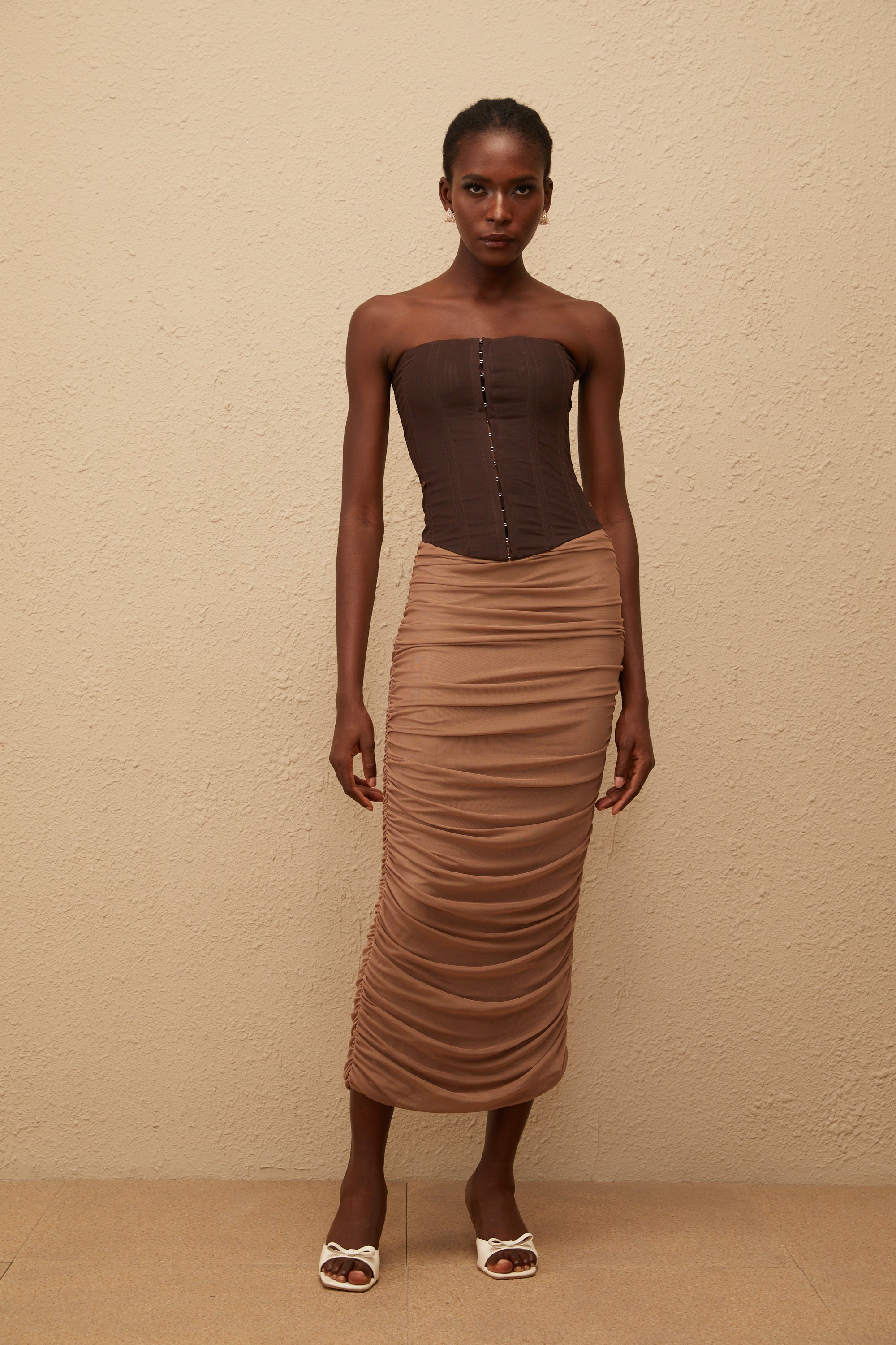 Drapiertes Midikleid aus Netzstoff mit Paisley-Muster in Braun