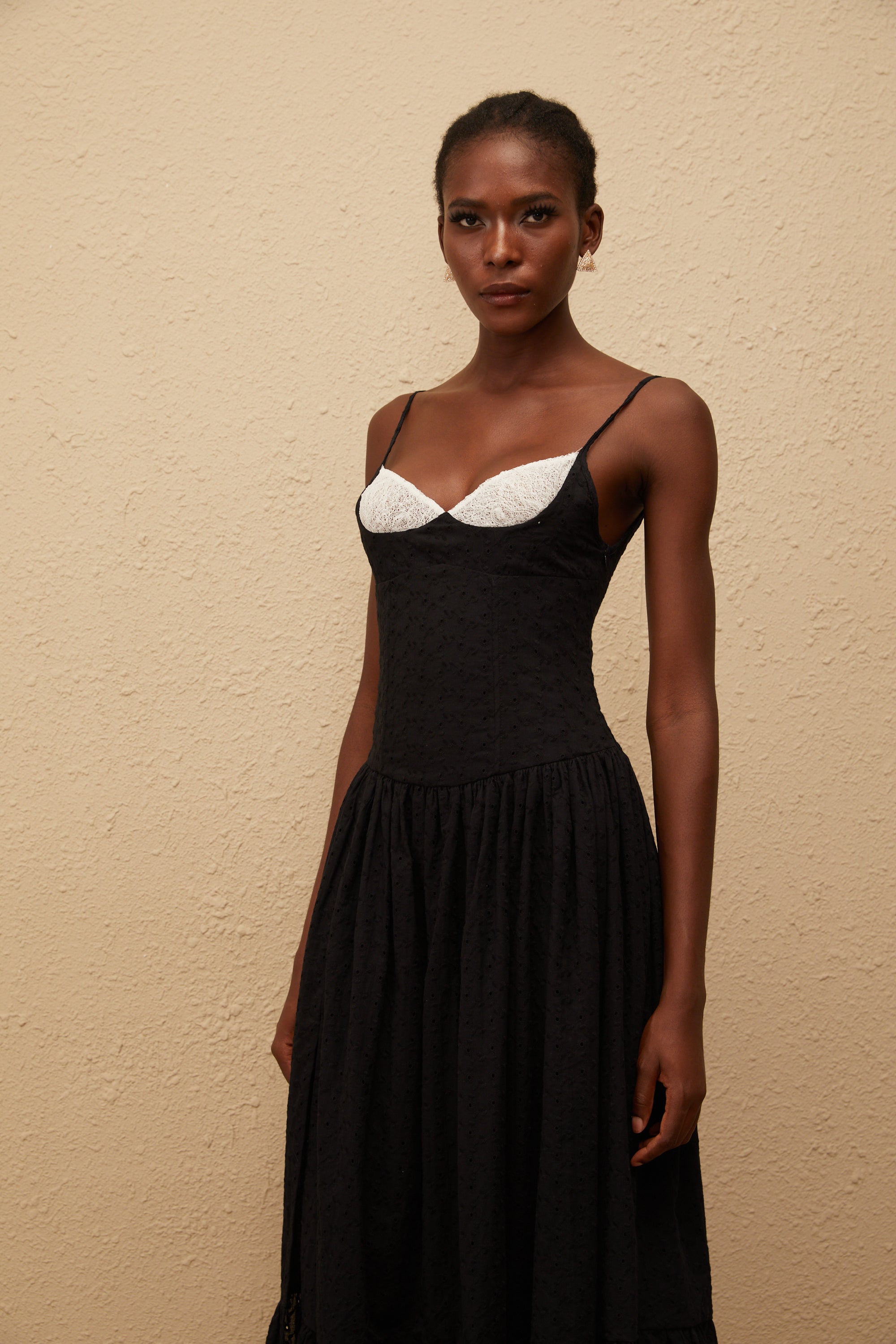 Amalia – Schwarzes, besticktes Korsett-Maxikleid