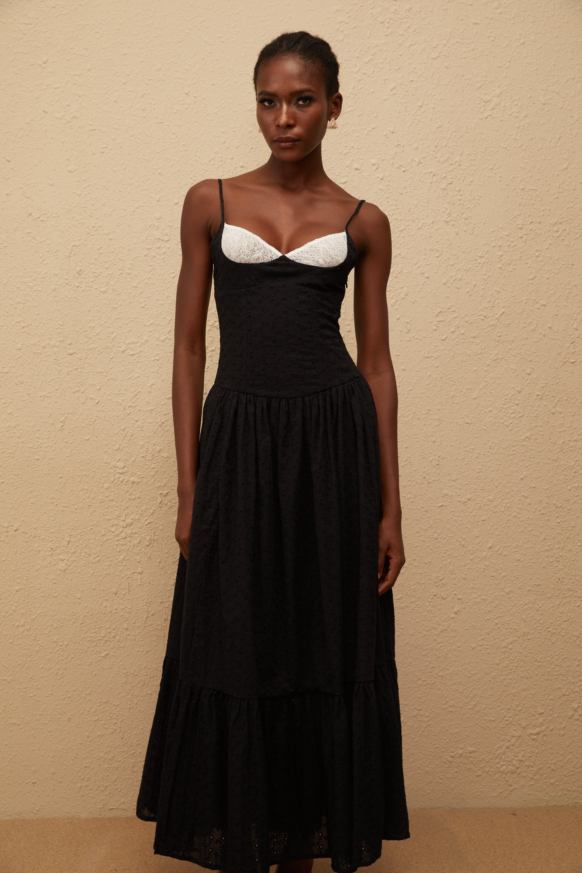 Amalia – Schwarzes, besticktes Korsett-Maxikleid