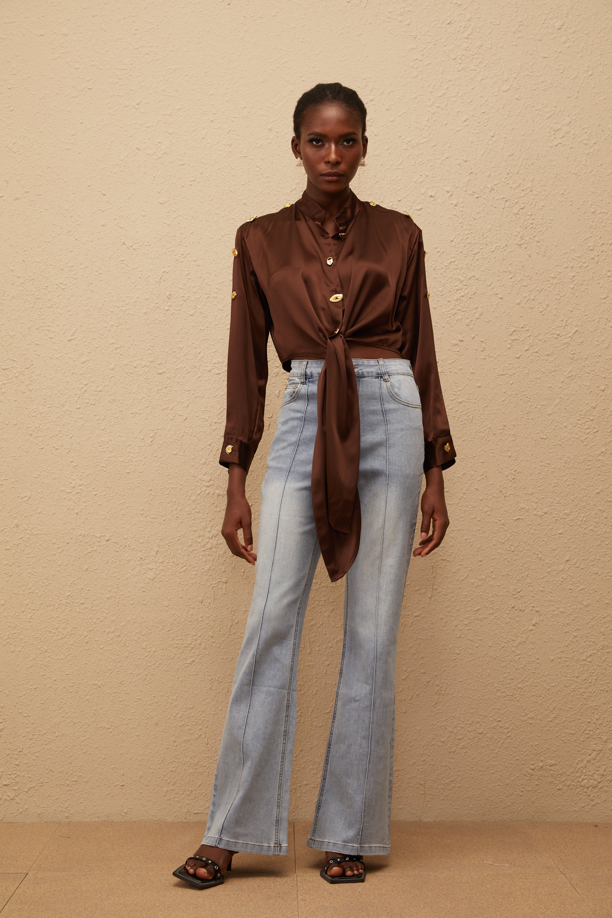 قميص قصير من الساتان البني من جوزيت مع ربطة عنق