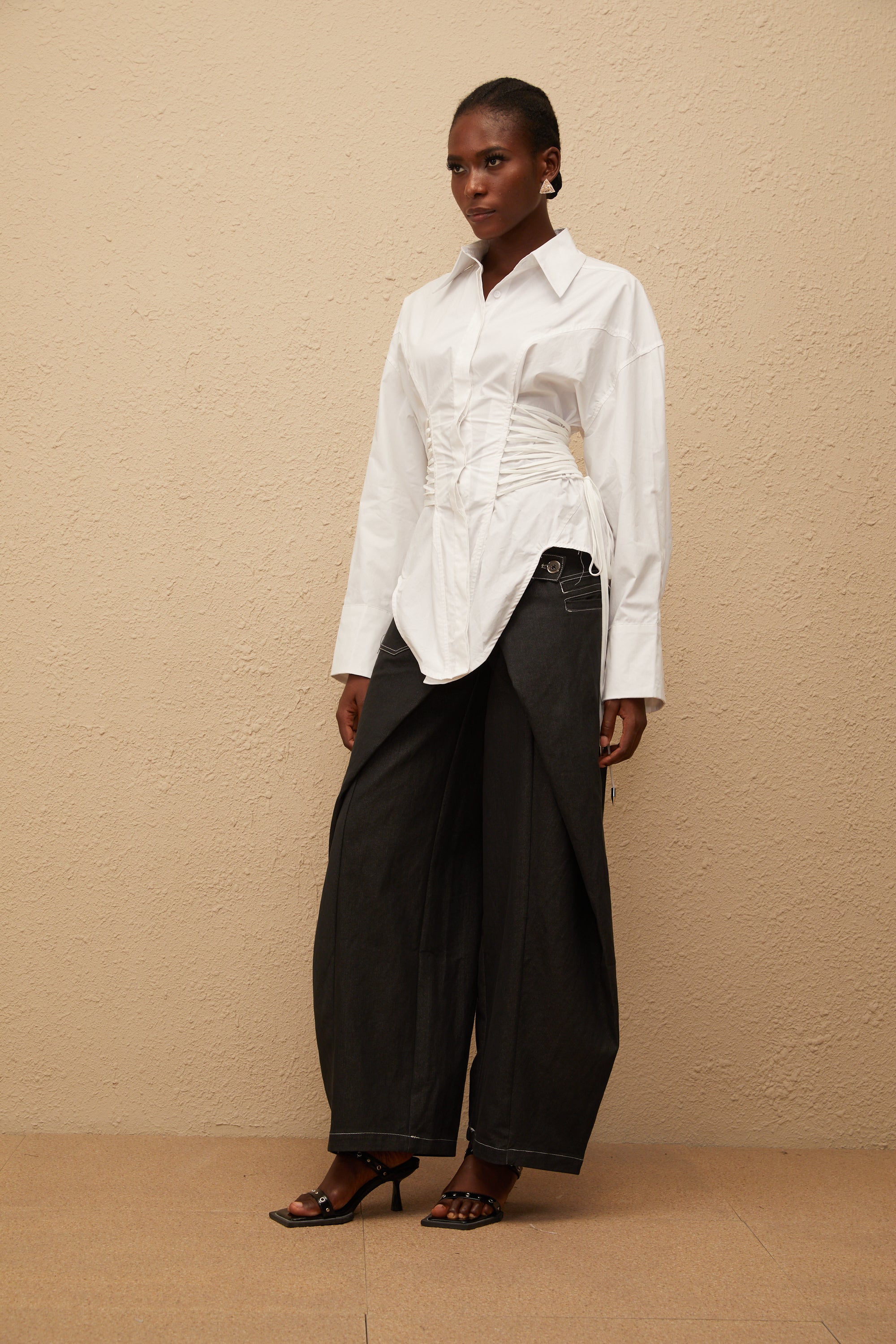 قميص بيرينيس الأبيض المنحني برباط