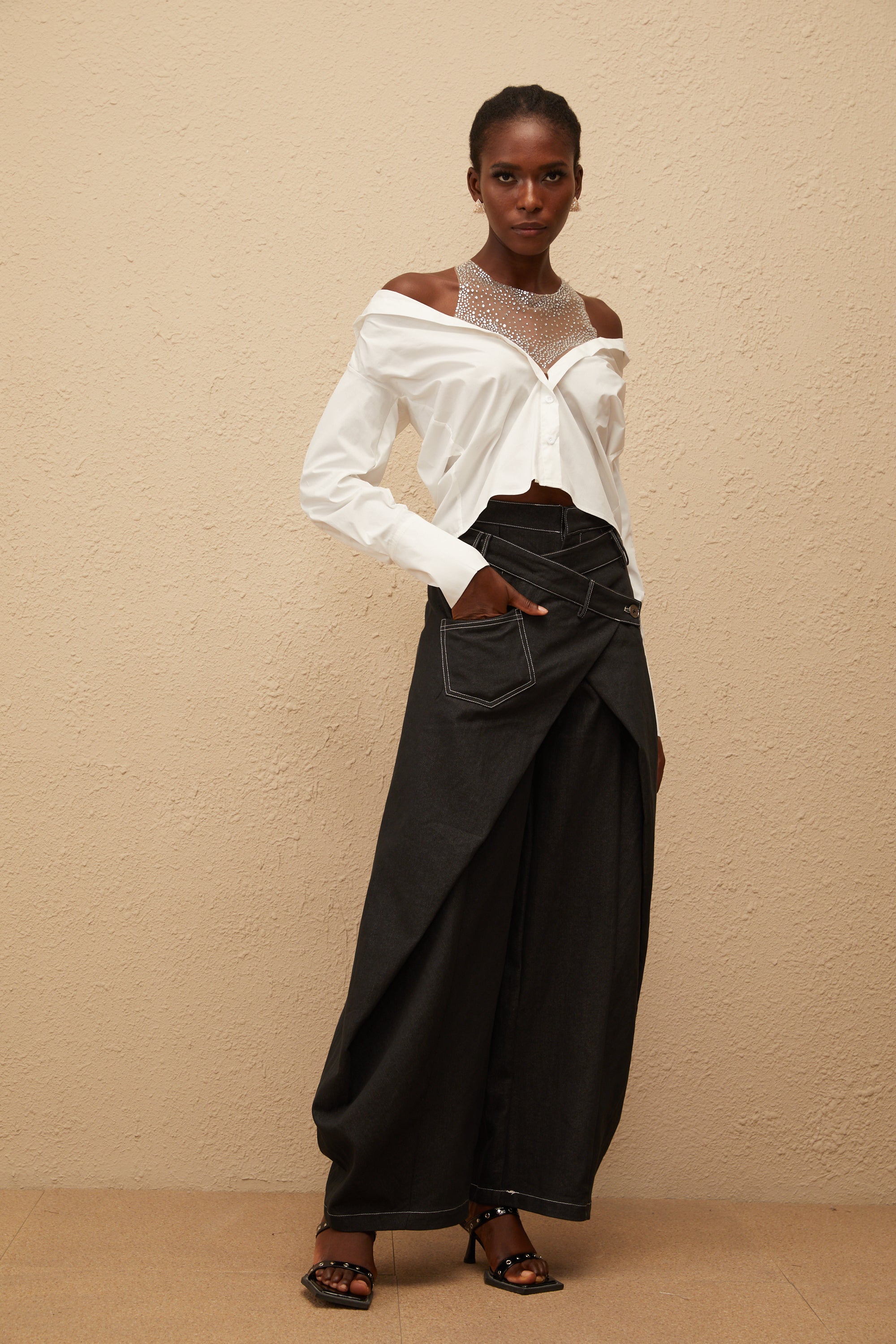 قميص فرناندي الأبيض المزين بلوحة شبكية من أحجار الراين