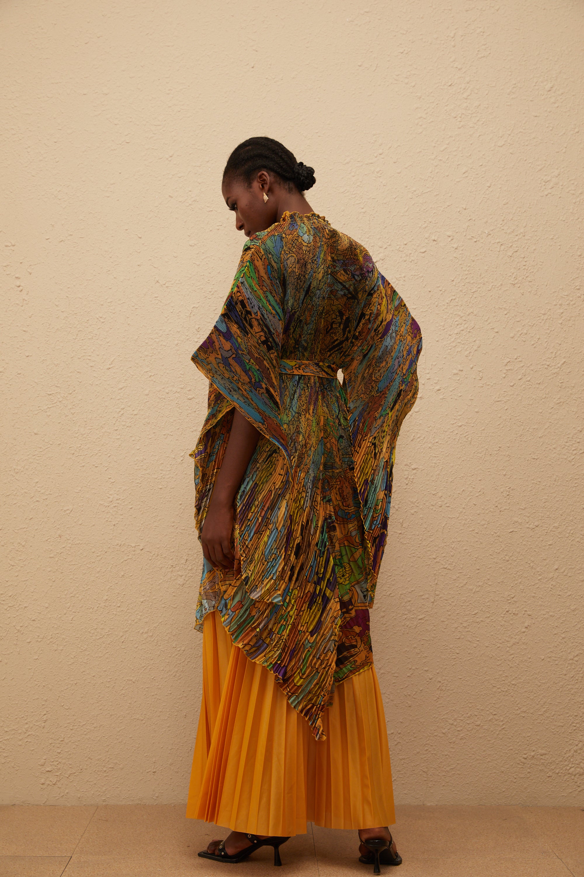 طقم بلوزة وبنطال مطوية بطبعة برتقالية من ميلودي