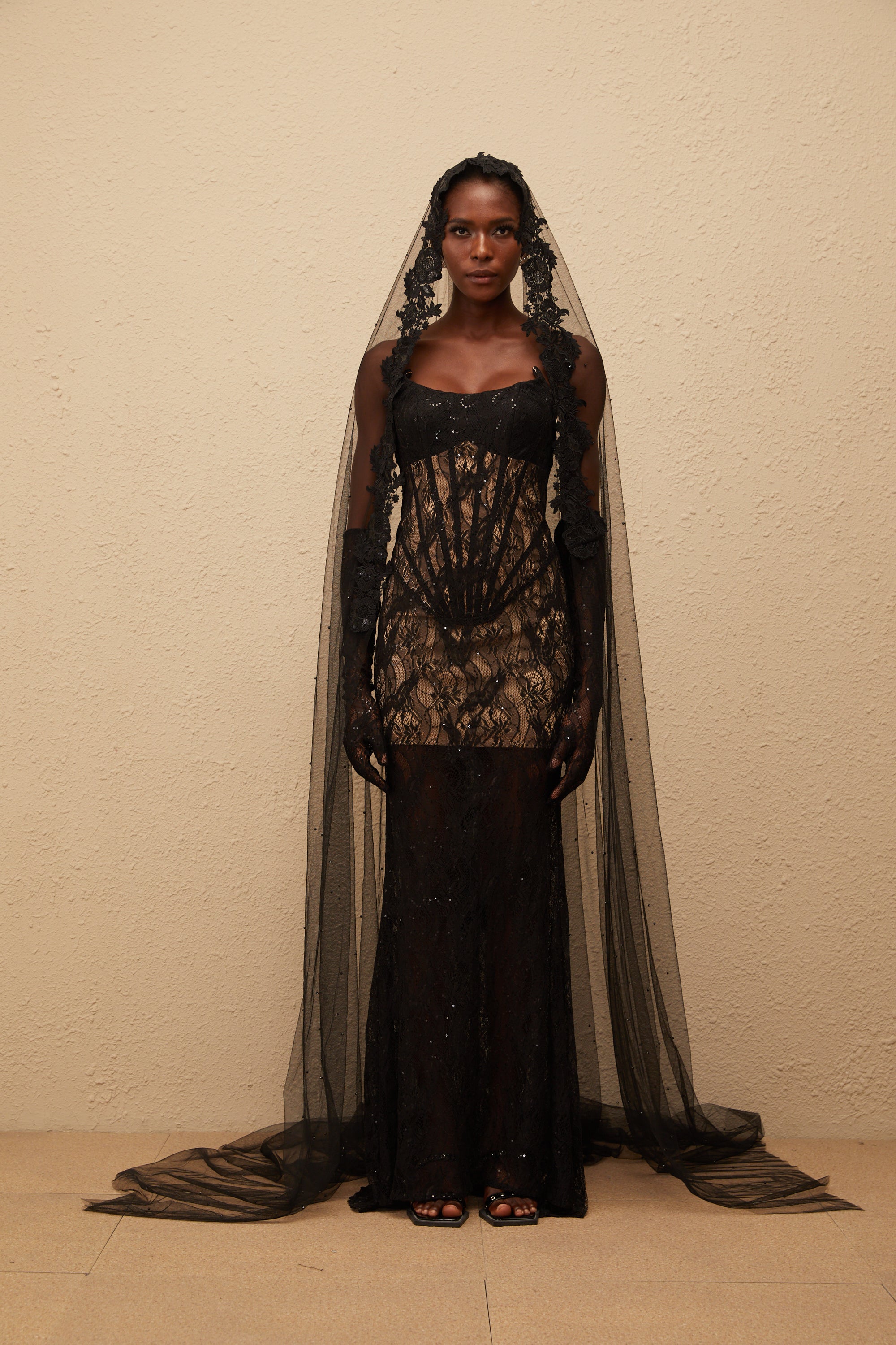 Bertille – Schwarzes Korsett-Maxikleid mit Blumenspitze