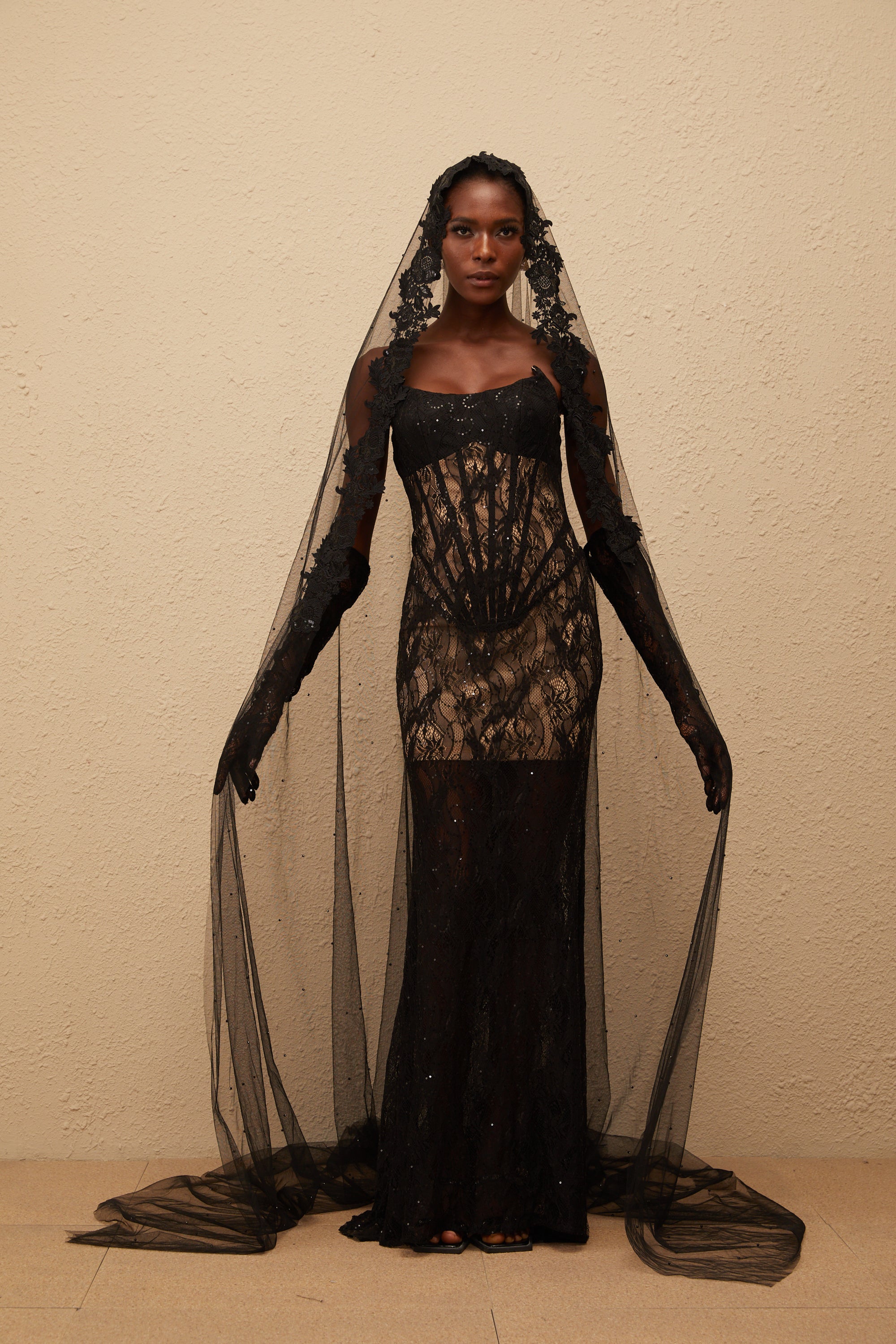 Bertille – Schwarzes Korsett-Maxikleid mit Blumenspitze