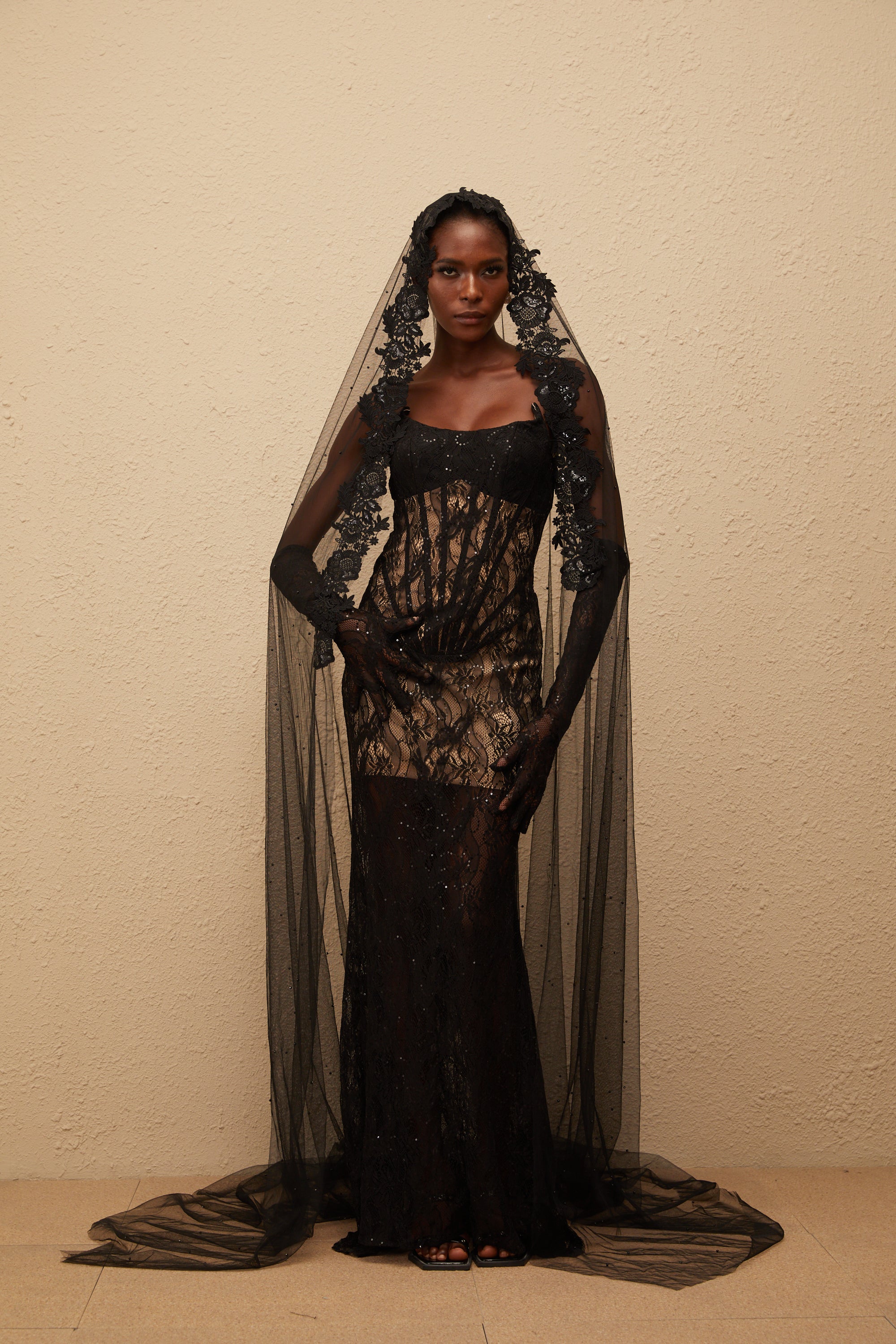 Bertille – Schwarzes Korsett-Maxikleid mit Blumenspitze