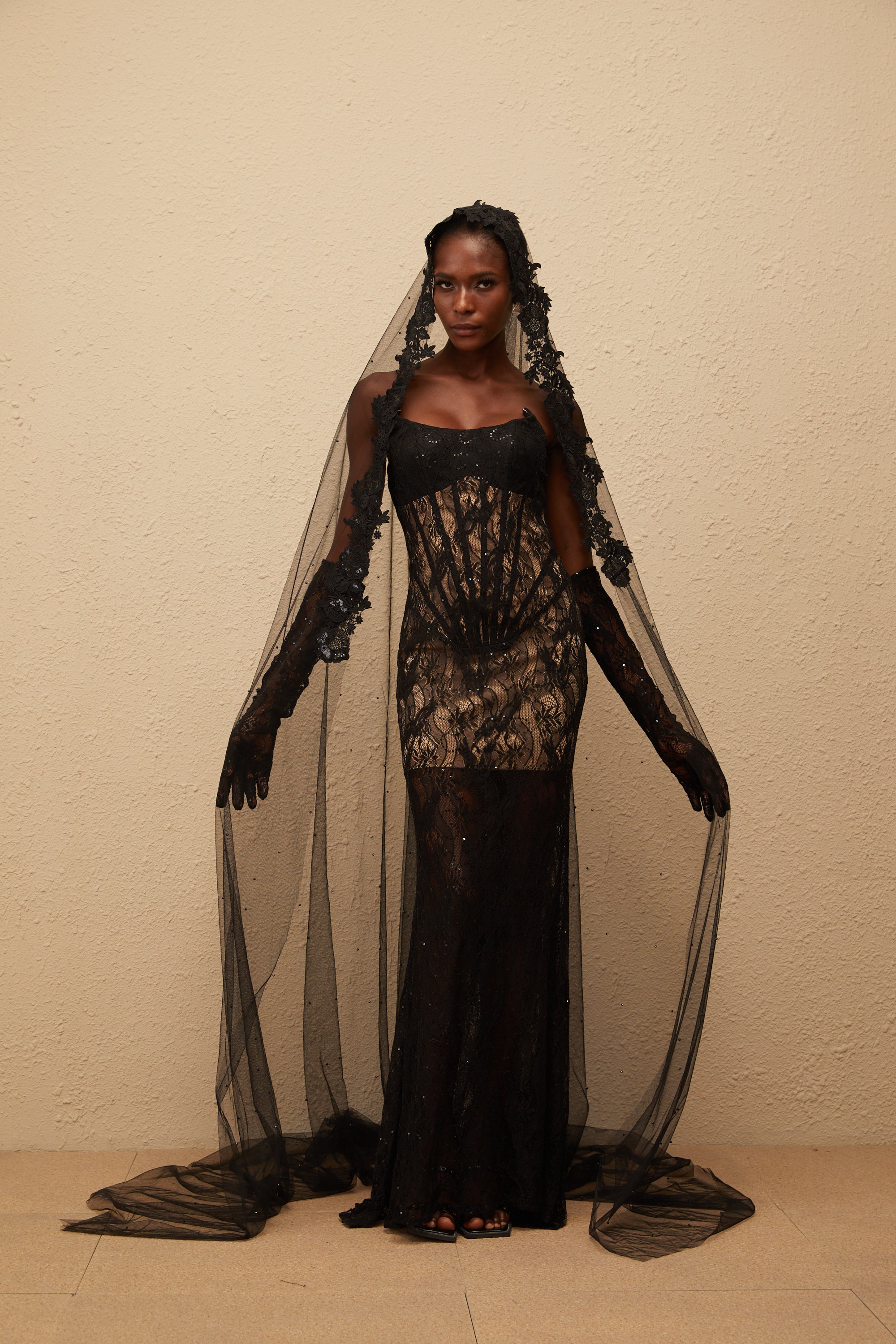 Bertille – Schwarzes Korsett-Maxikleid mit Blumenspitze