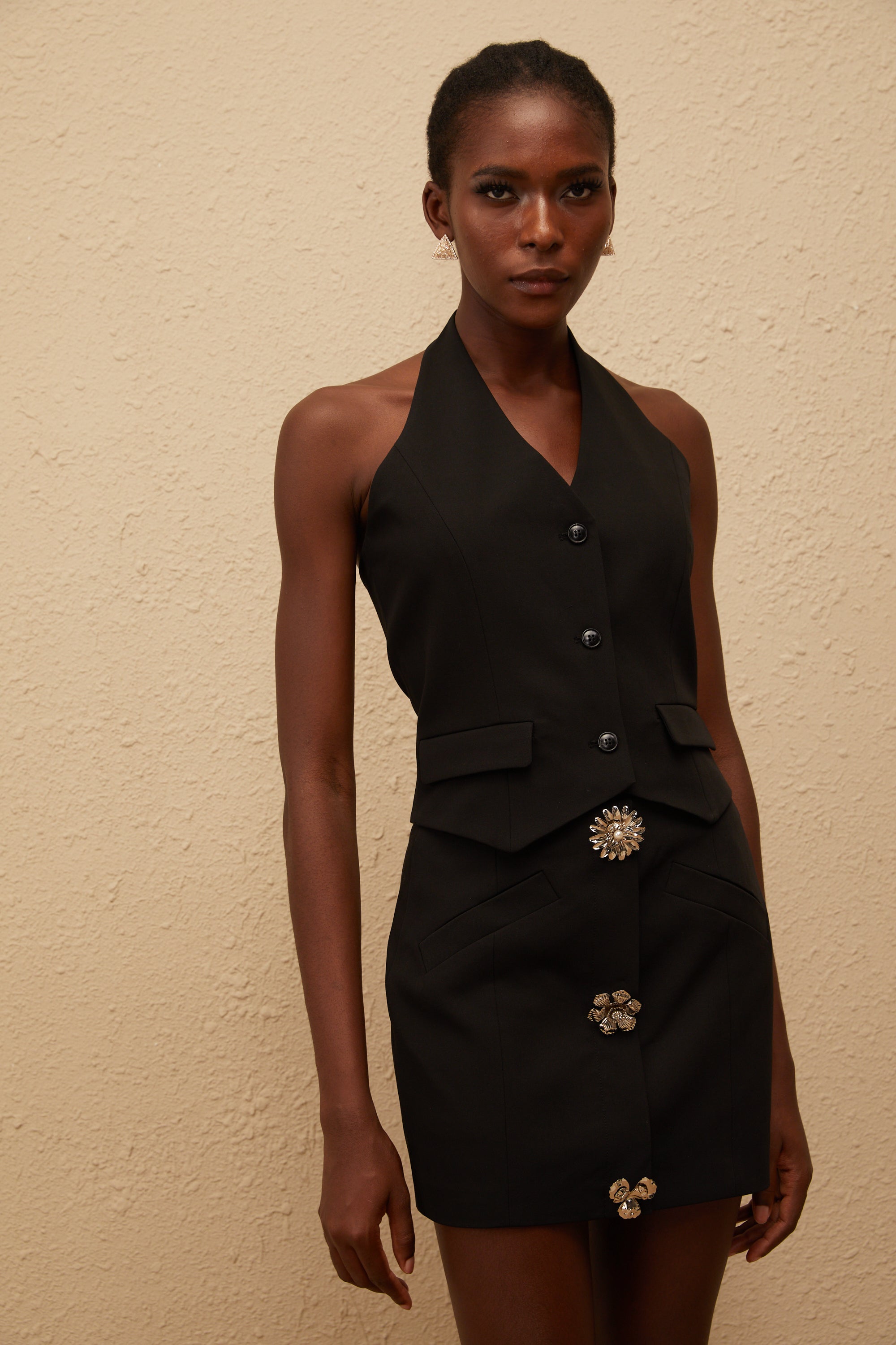 سترة مارينا سوداء برقبة على شكل هالتر