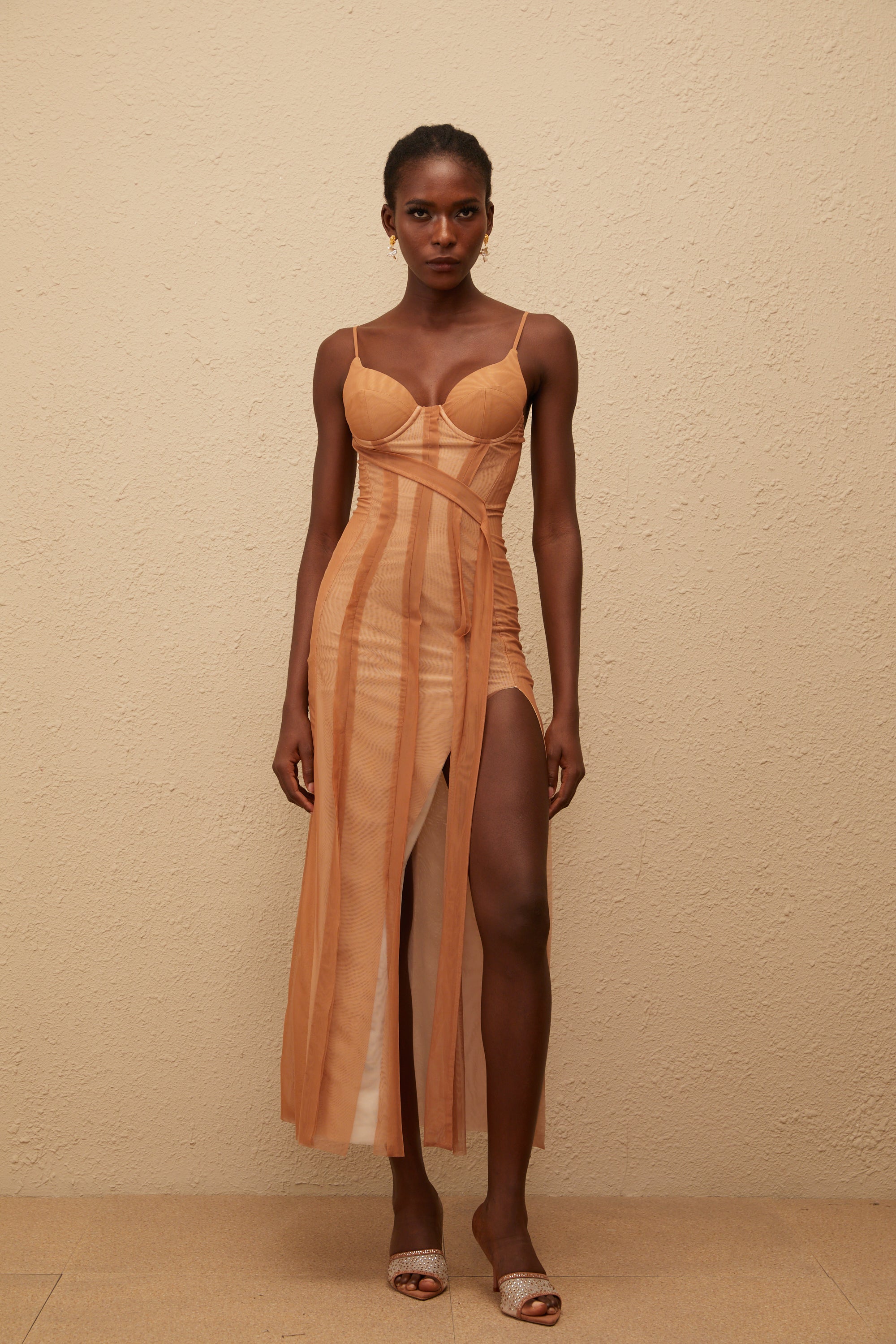 Roxane – Braunes, asymmetrisches Maxikleid aus Tüll