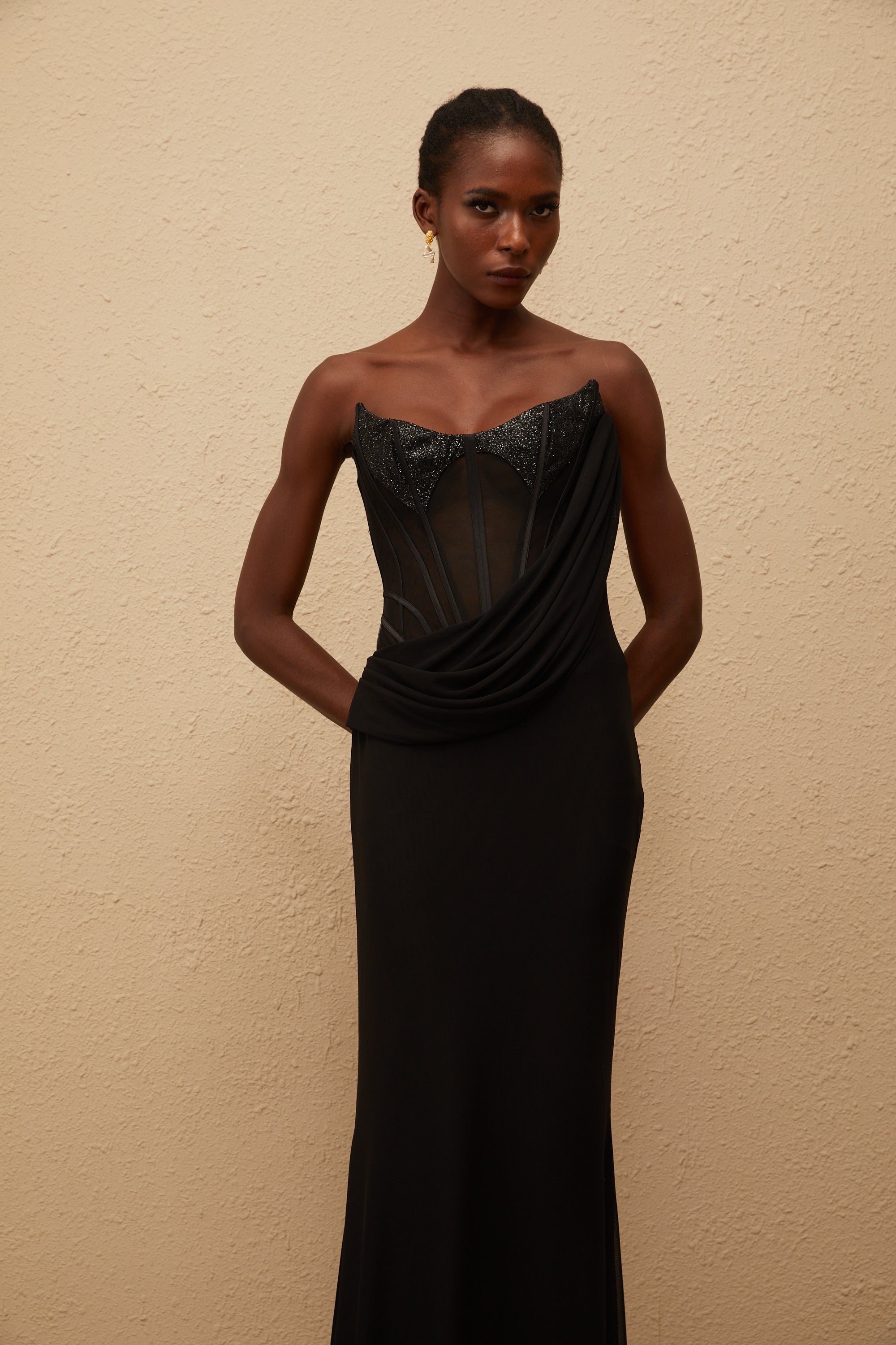 فستان سكارليت ماكسي أسود بألواح