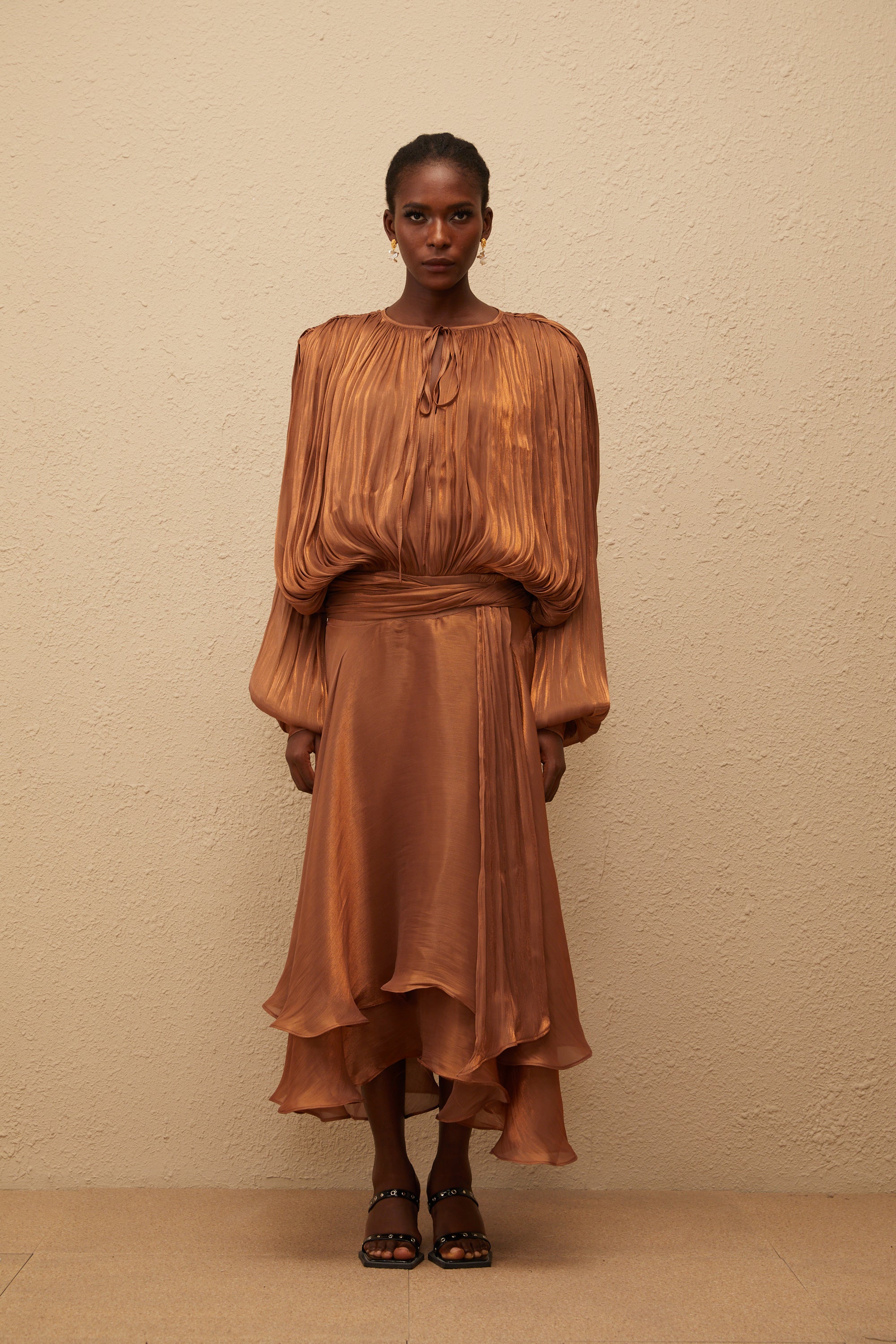 فستان يوجيني ماكسي مطوي مع كشكشة باللون البني