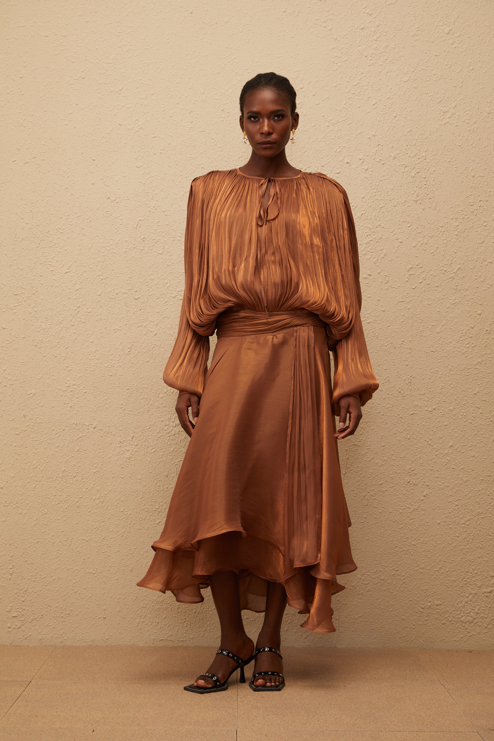 فستان يوجيني ماكسي مطوي مع كشكشة باللون البني