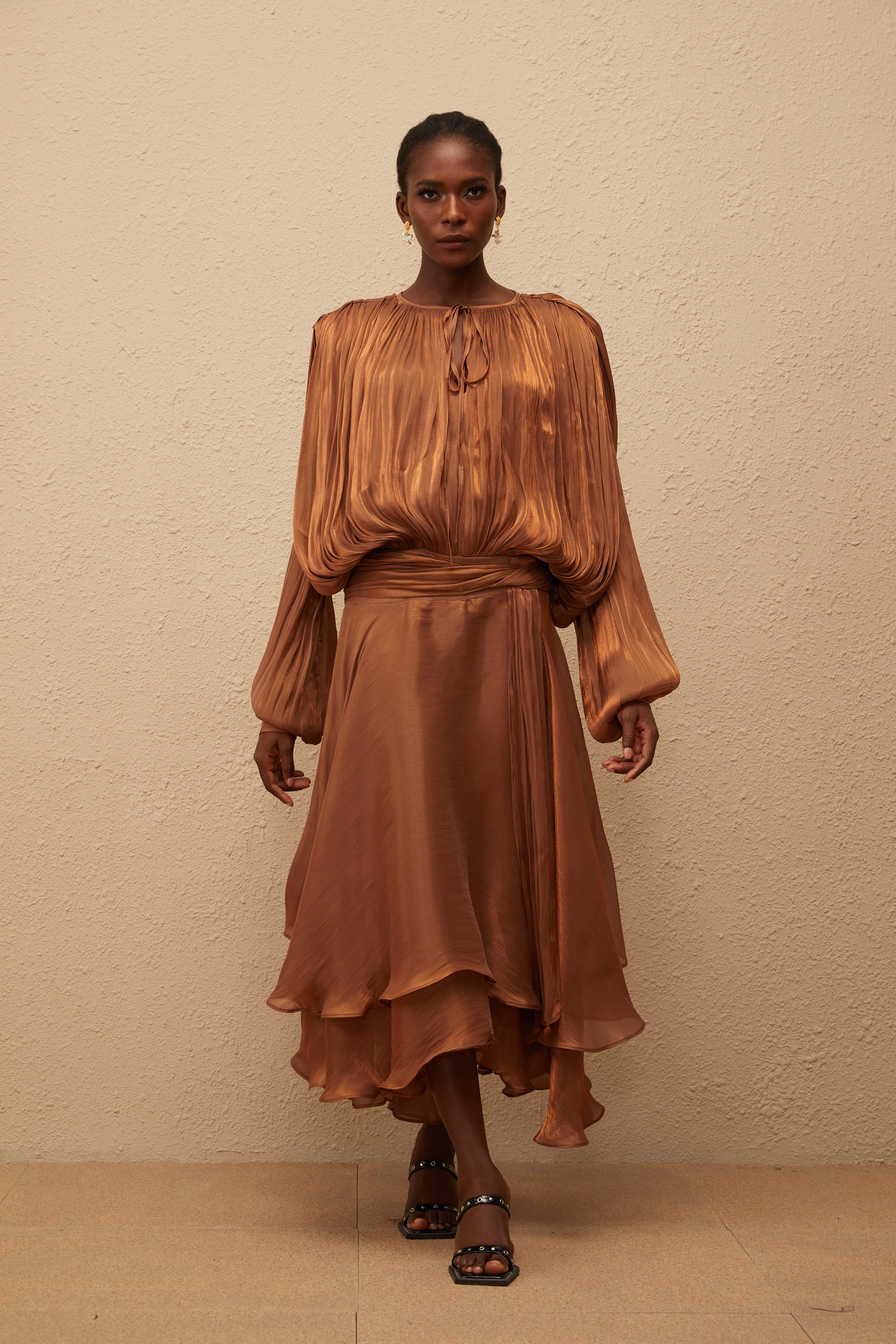 فستان يوجيني ماكسي مطوي مع كشكشة باللون البني