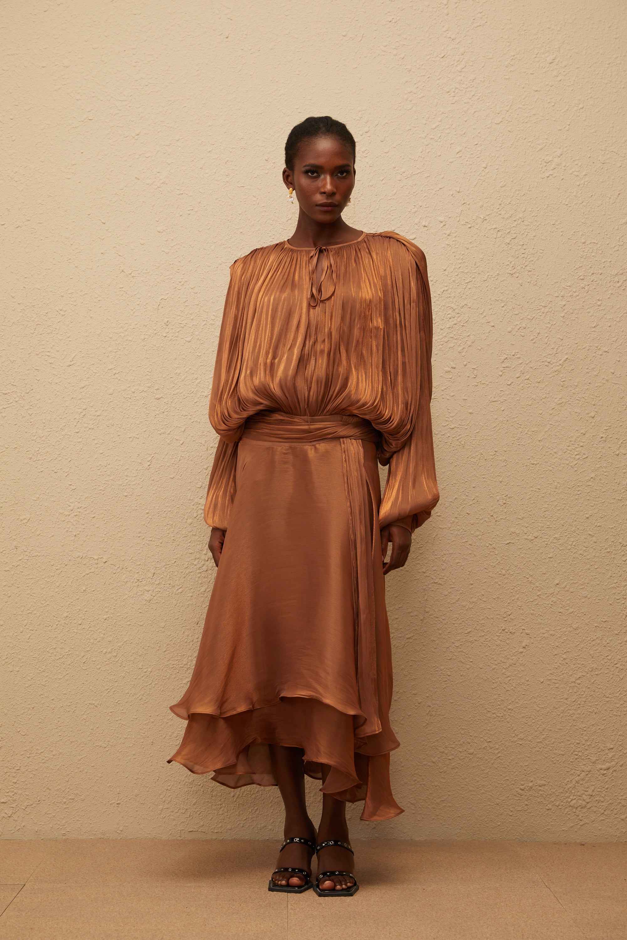 فستان يوجيني ماكسي مطوي مع كشكشة باللون البني