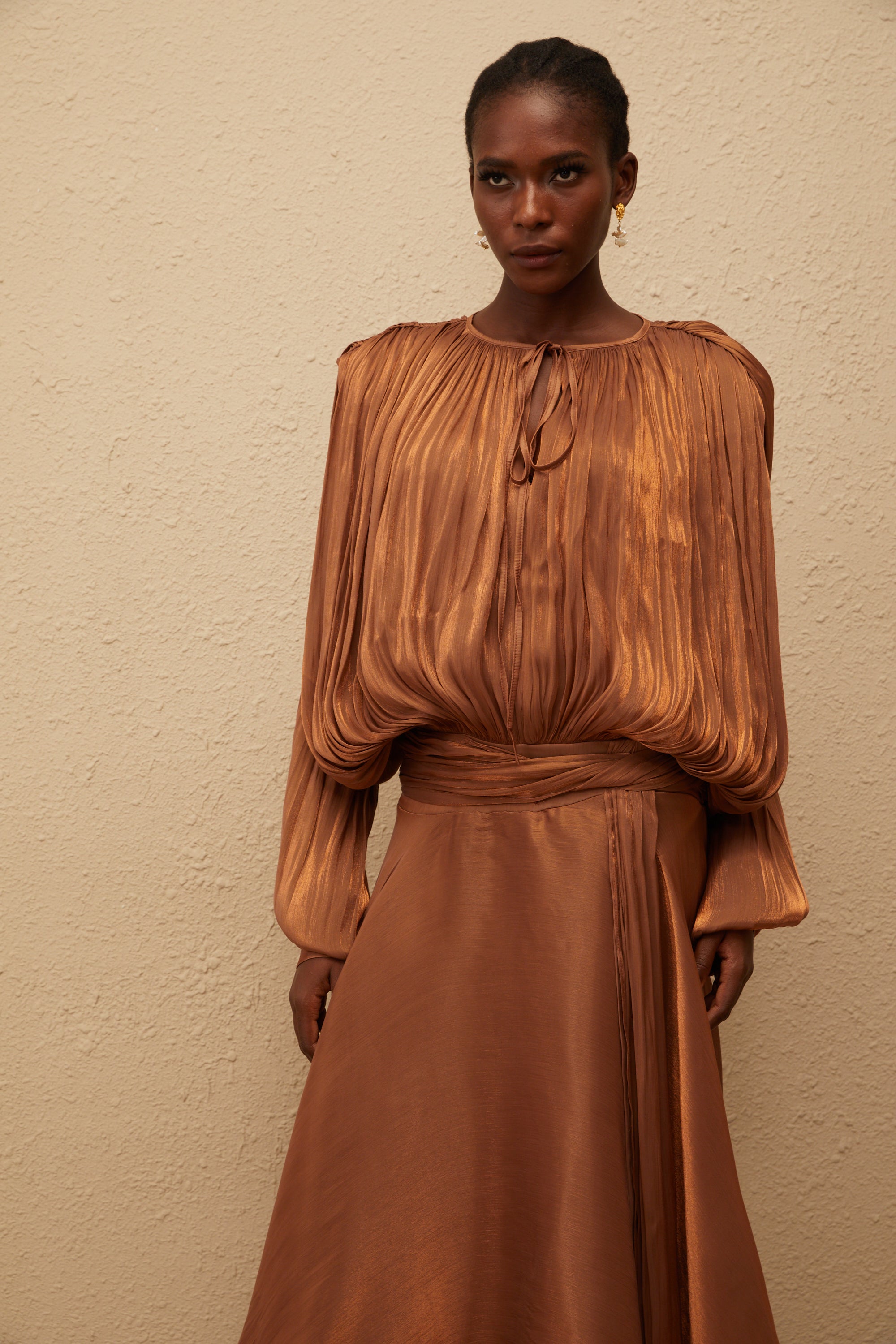 فستان يوجيني ماكسي مطوي مع كشكشة باللون البني