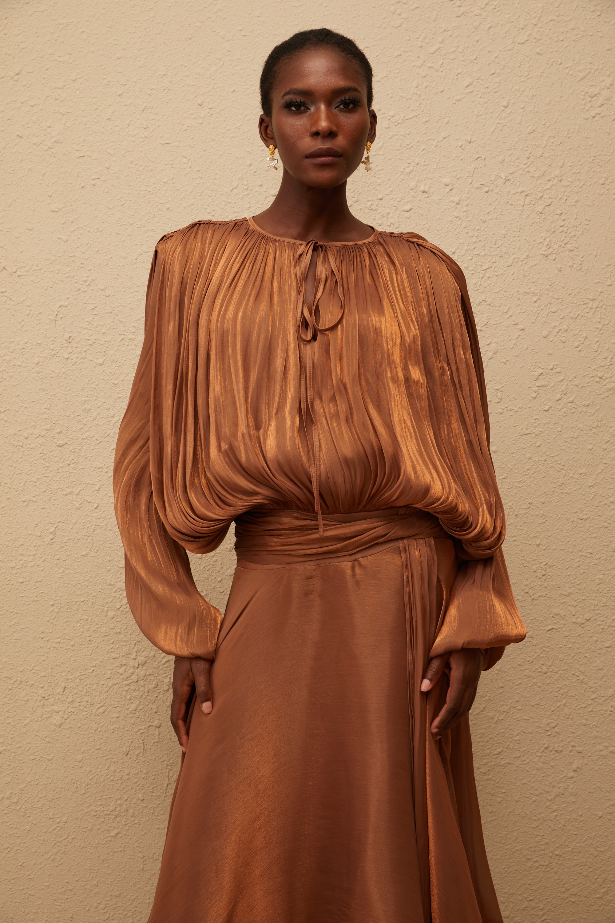 فستان يوجيني ماكسي مطوي مع كشكشة باللون البني