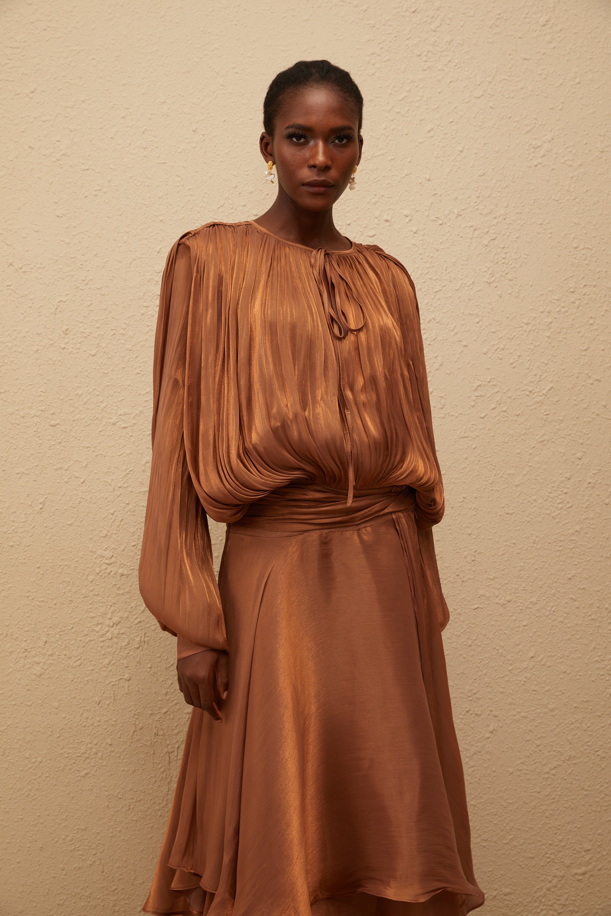 فستان يوجيني ماكسي مطوي مع كشكشة باللون البني