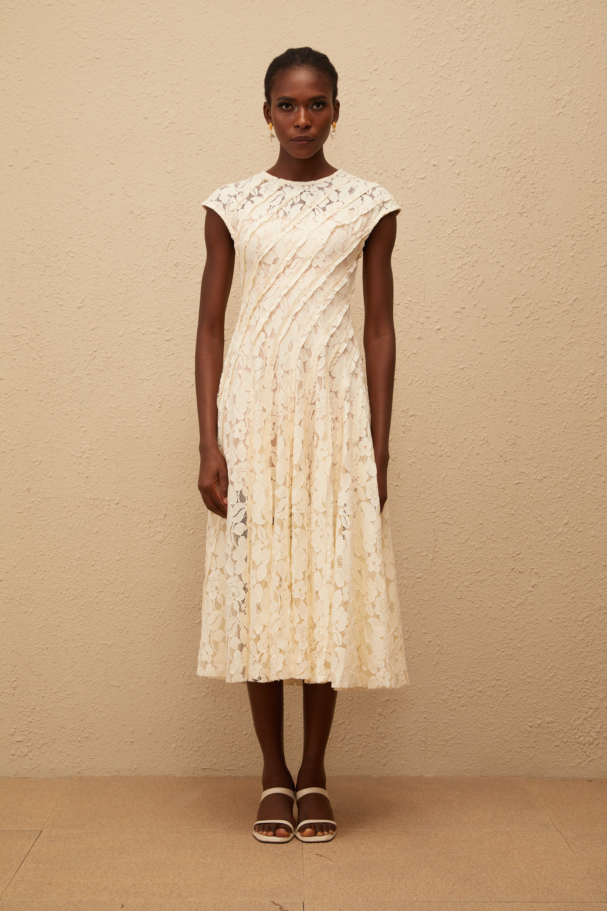 Adèle Neutrales Midikleid mit floraler Spitze