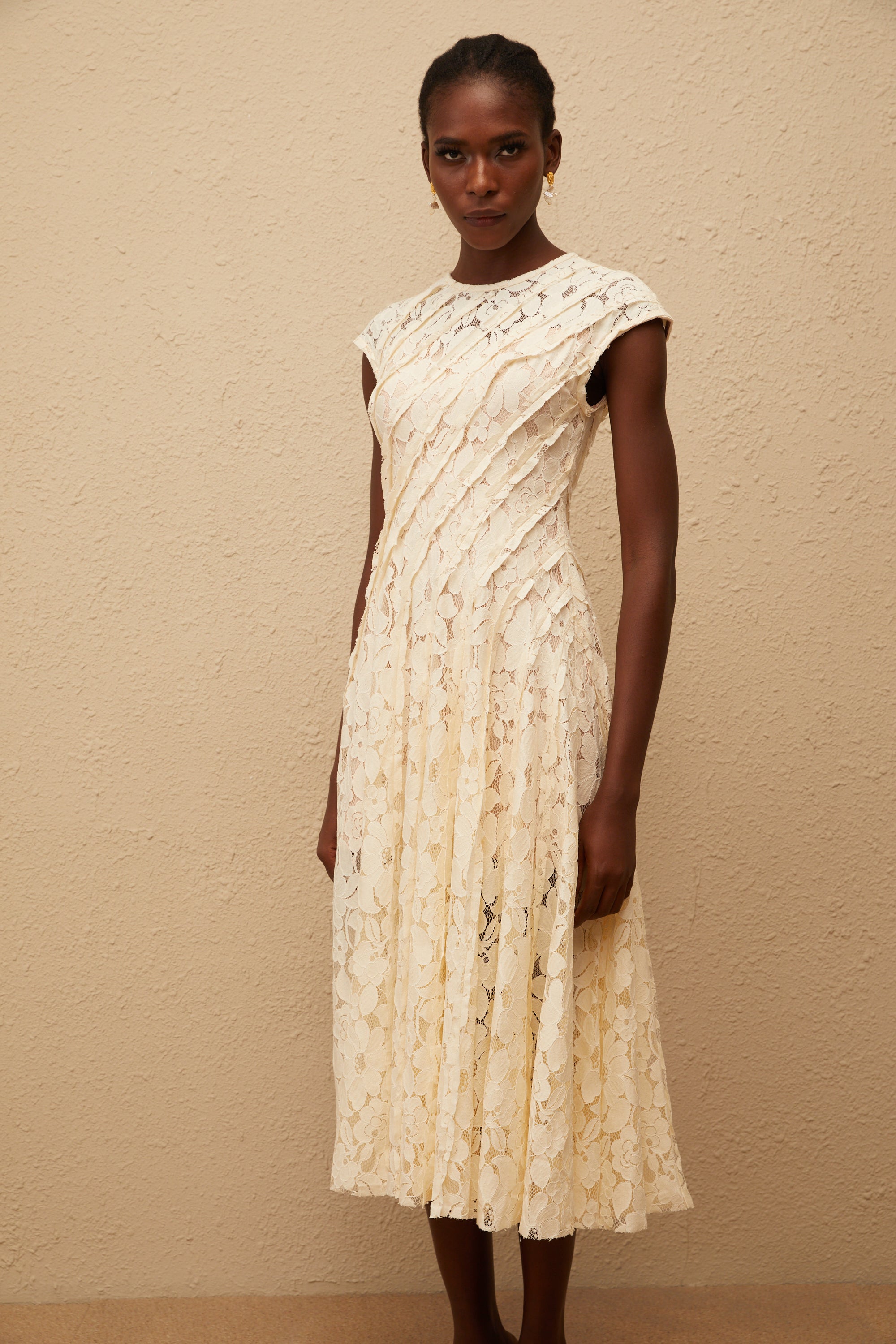 Adèle Neutrales Midikleid mit floraler Spitze