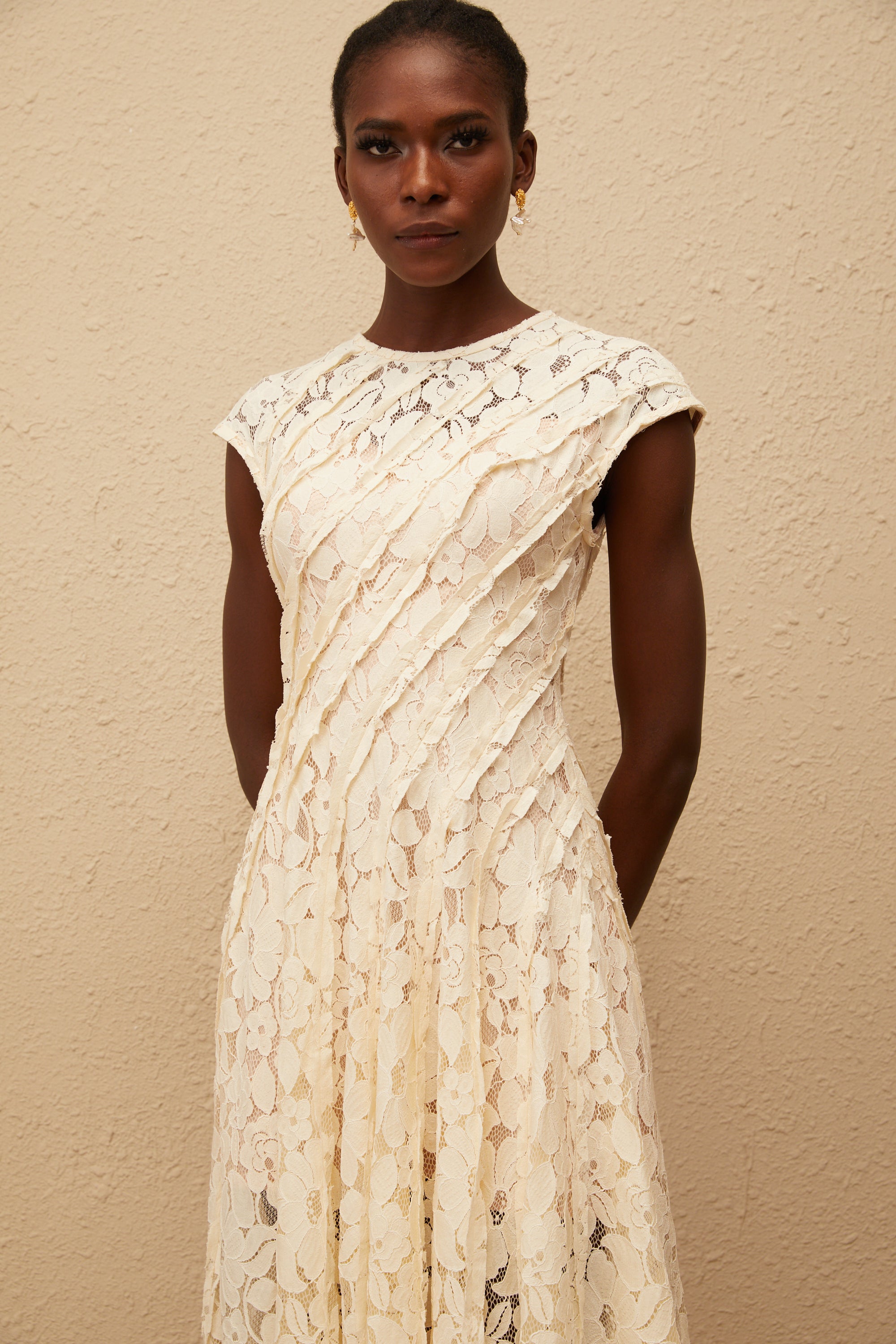 Adèle Neutrales Midikleid mit floraler Spitze