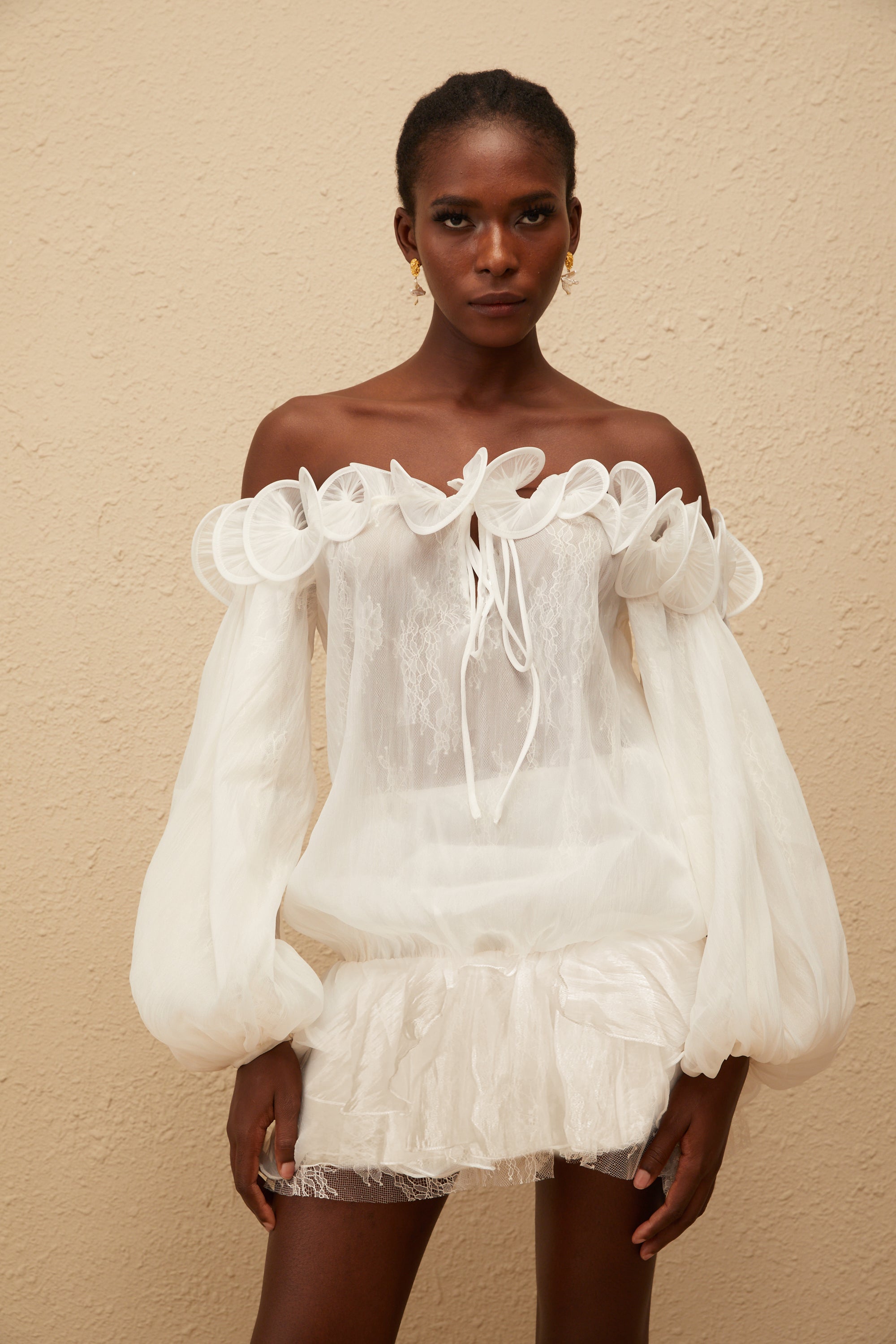 فستان إليز وايت القصير المزين بالزهور المجعدة