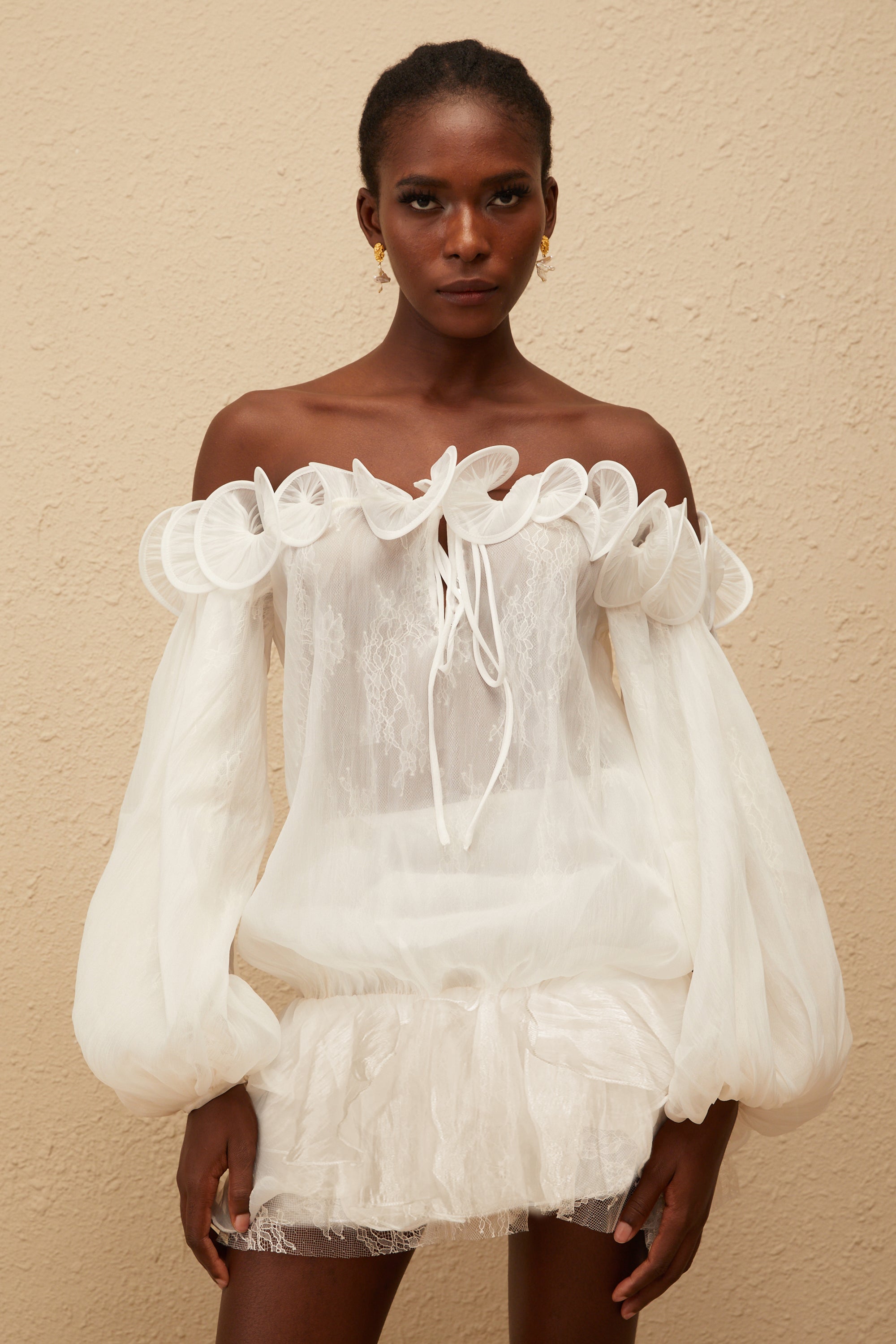 فستان إليز وايت القصير المزين بالزهور المجعدة