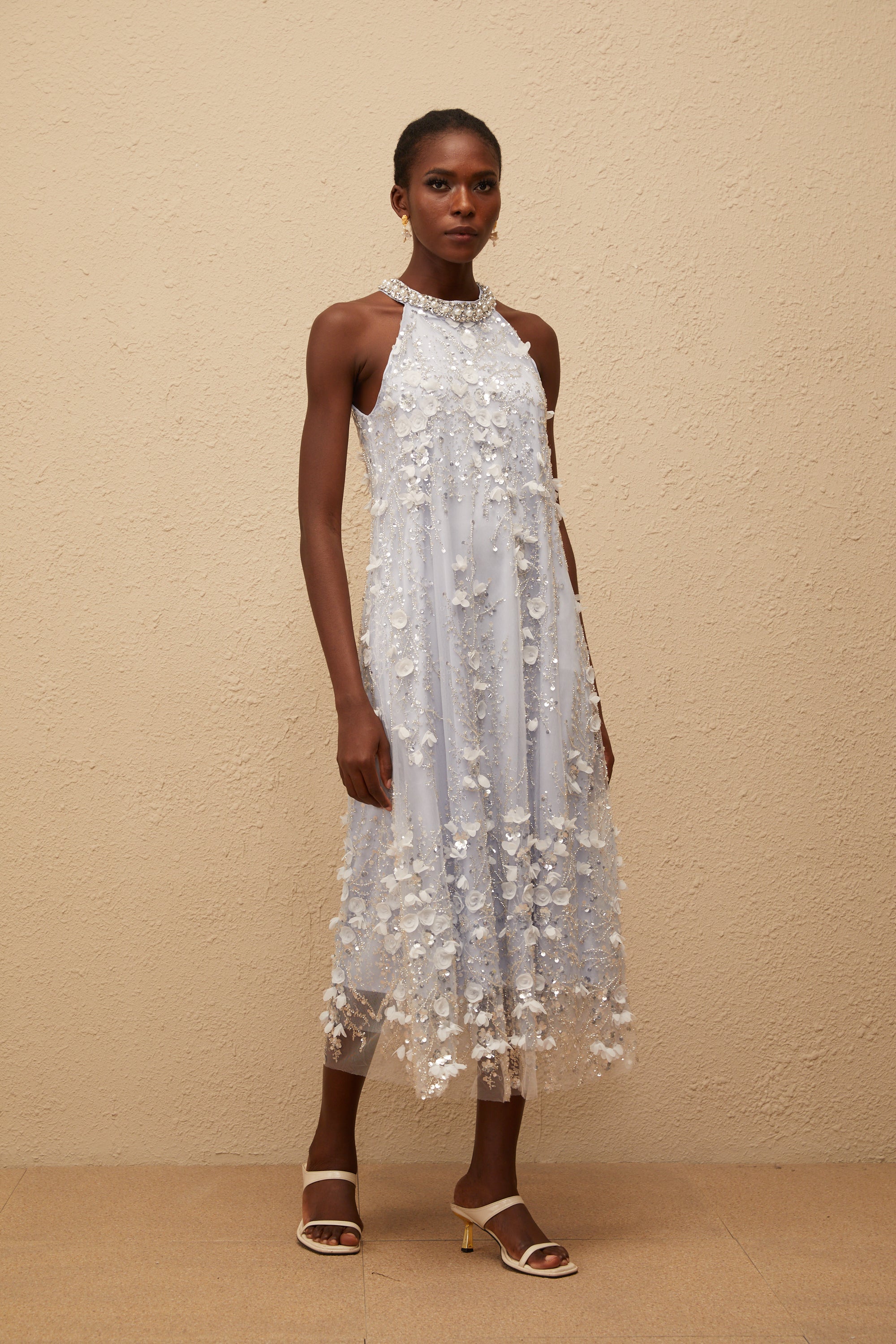 فستان كويتيري متوسط الطول من التول المزين بالزهور باللون الأزرق