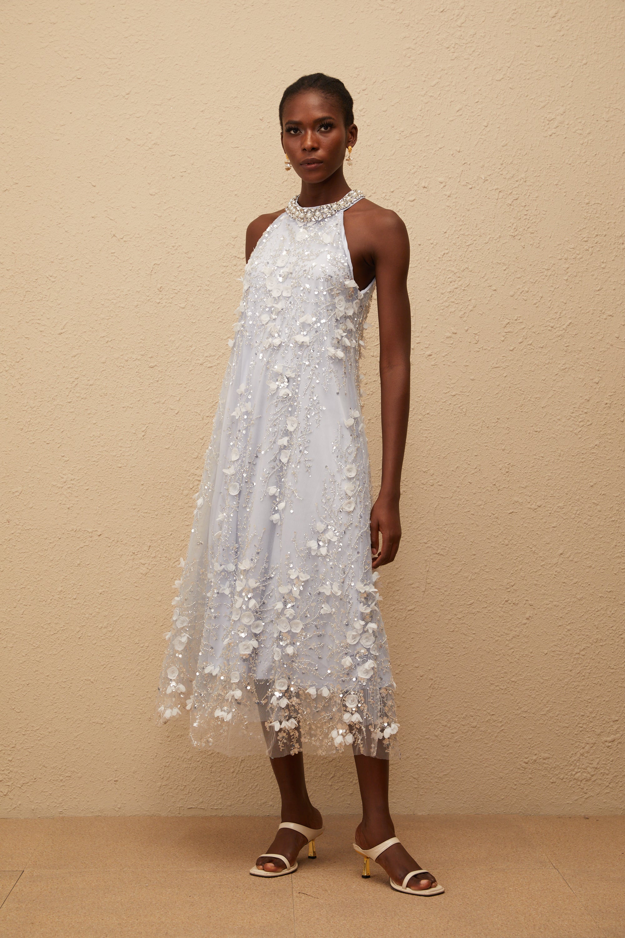 فستان كويتيري متوسط الطول من التول المزين بالزهور باللون الأزرق