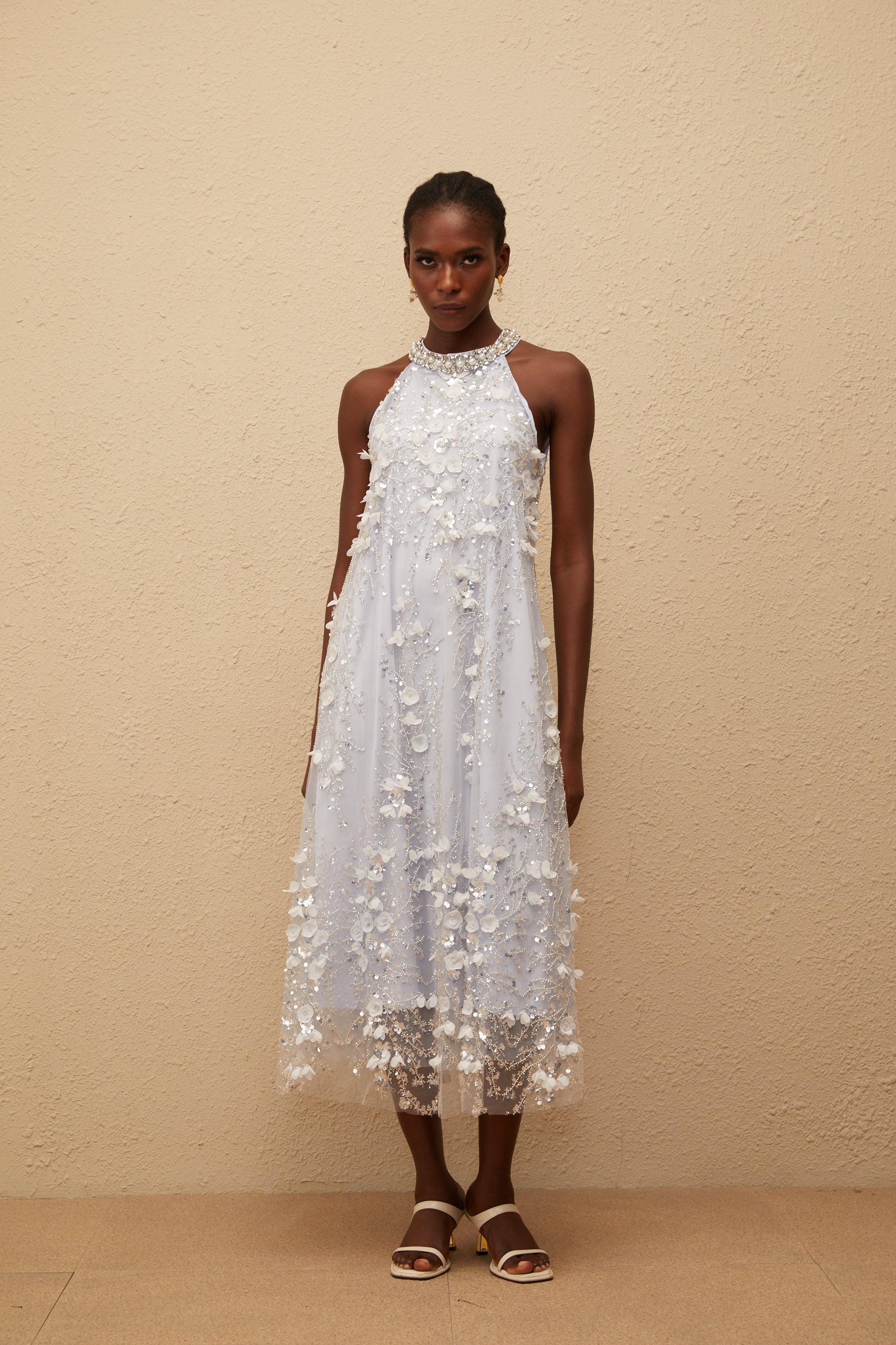 فستان كويتيري متوسط الطول من التول المزين بالزهور باللون الأزرق