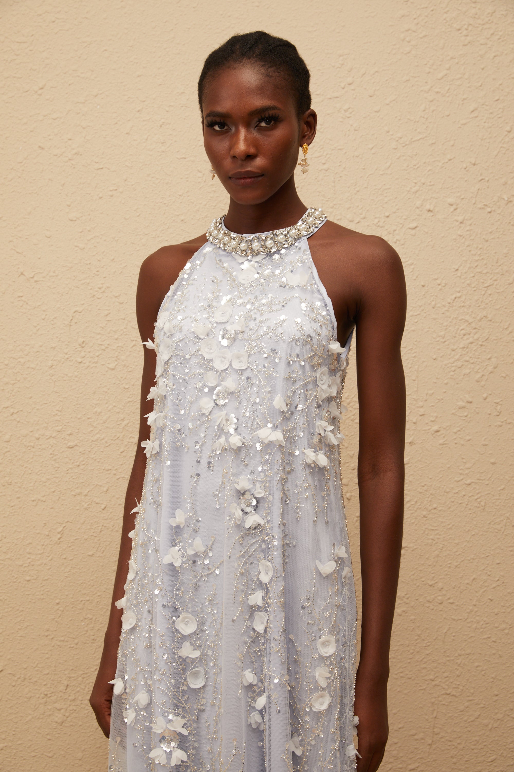 فستان كويتيري متوسط الطول من التول المزين بالزهور باللون الأزرق