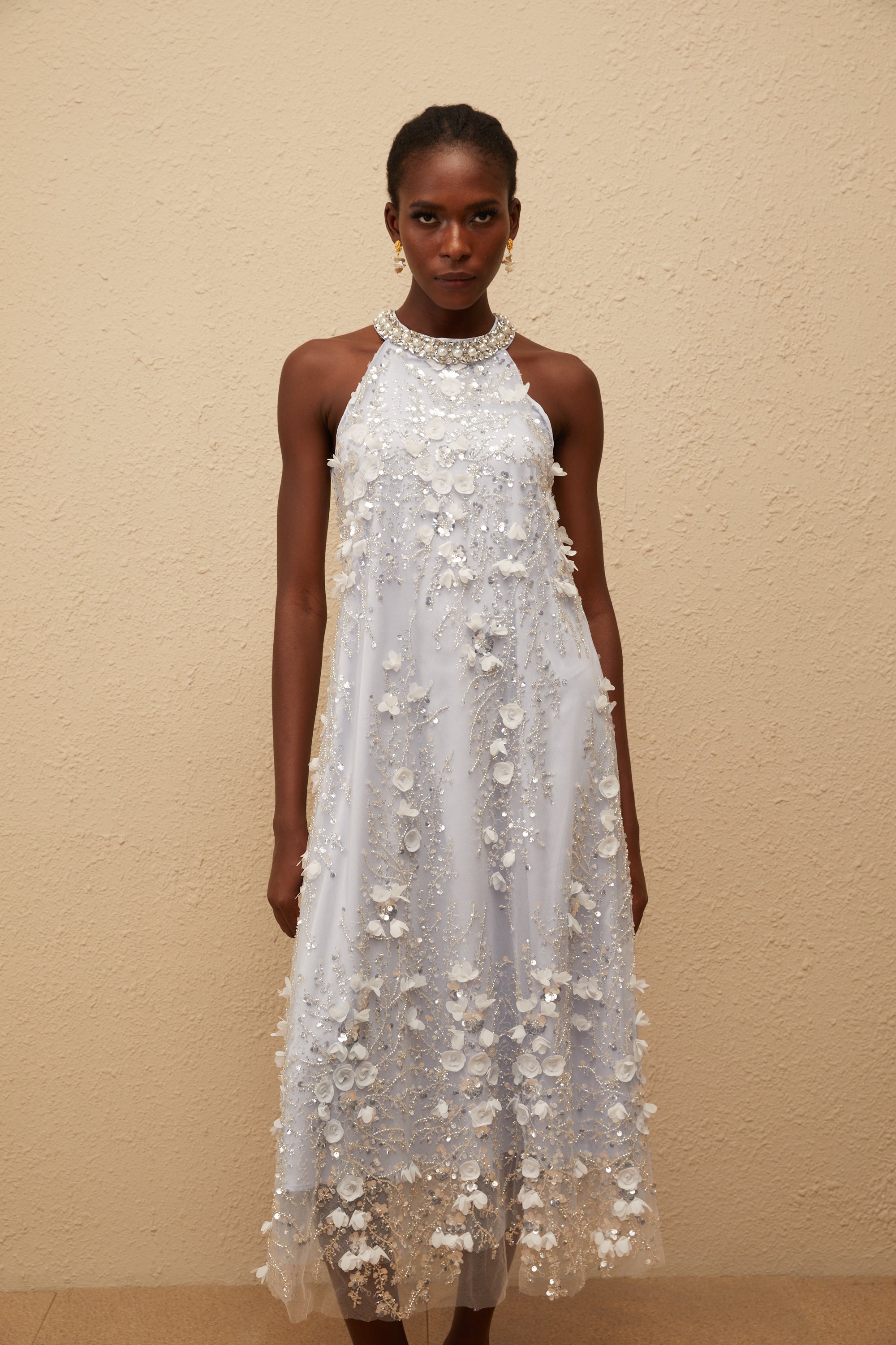 فستان كويتيري متوسط الطول من التول المزين بالزهور باللون الأزرق