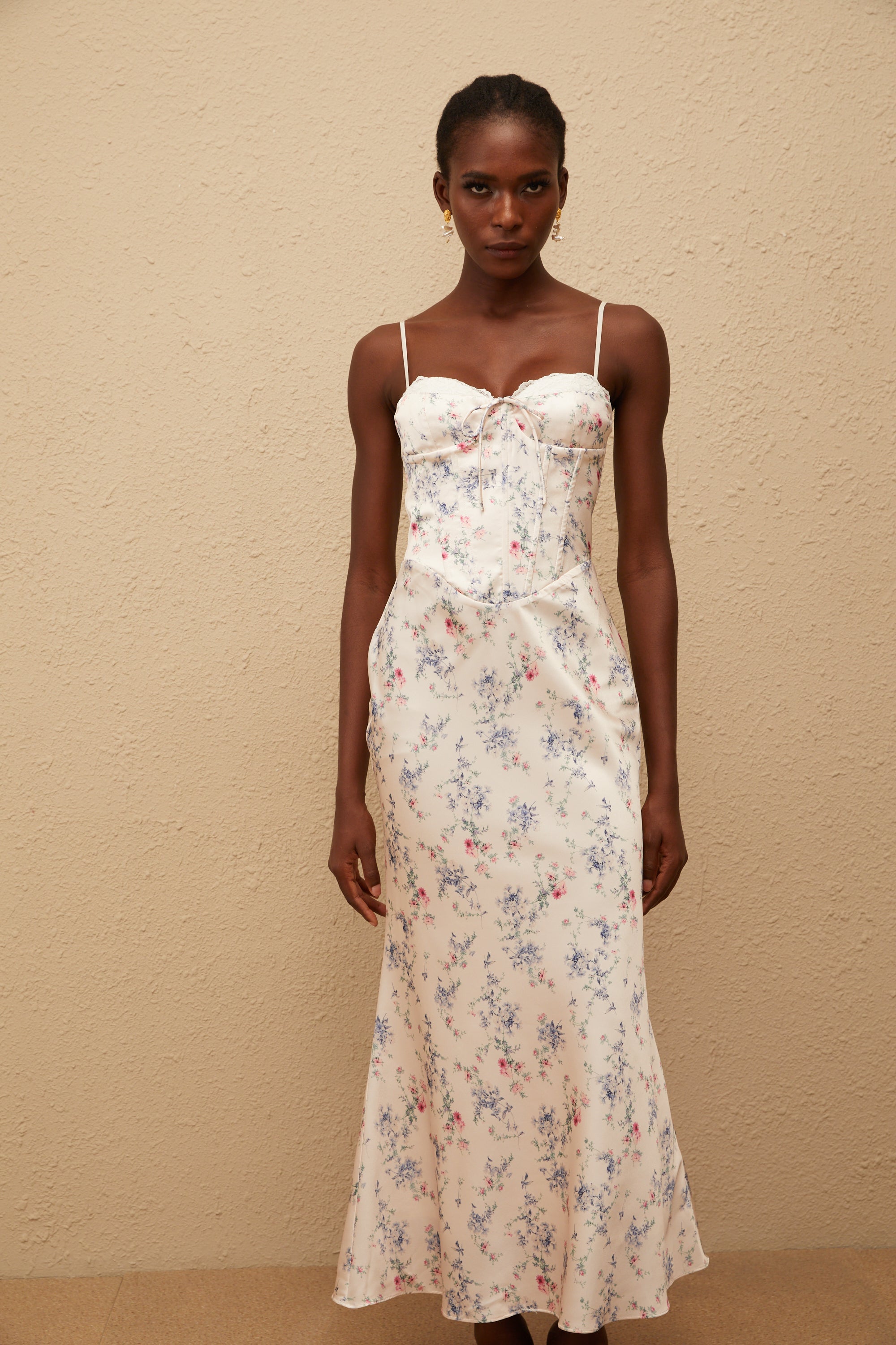 Angeliki – Weißes Maxikleid aus Satin mit Blumenmuster