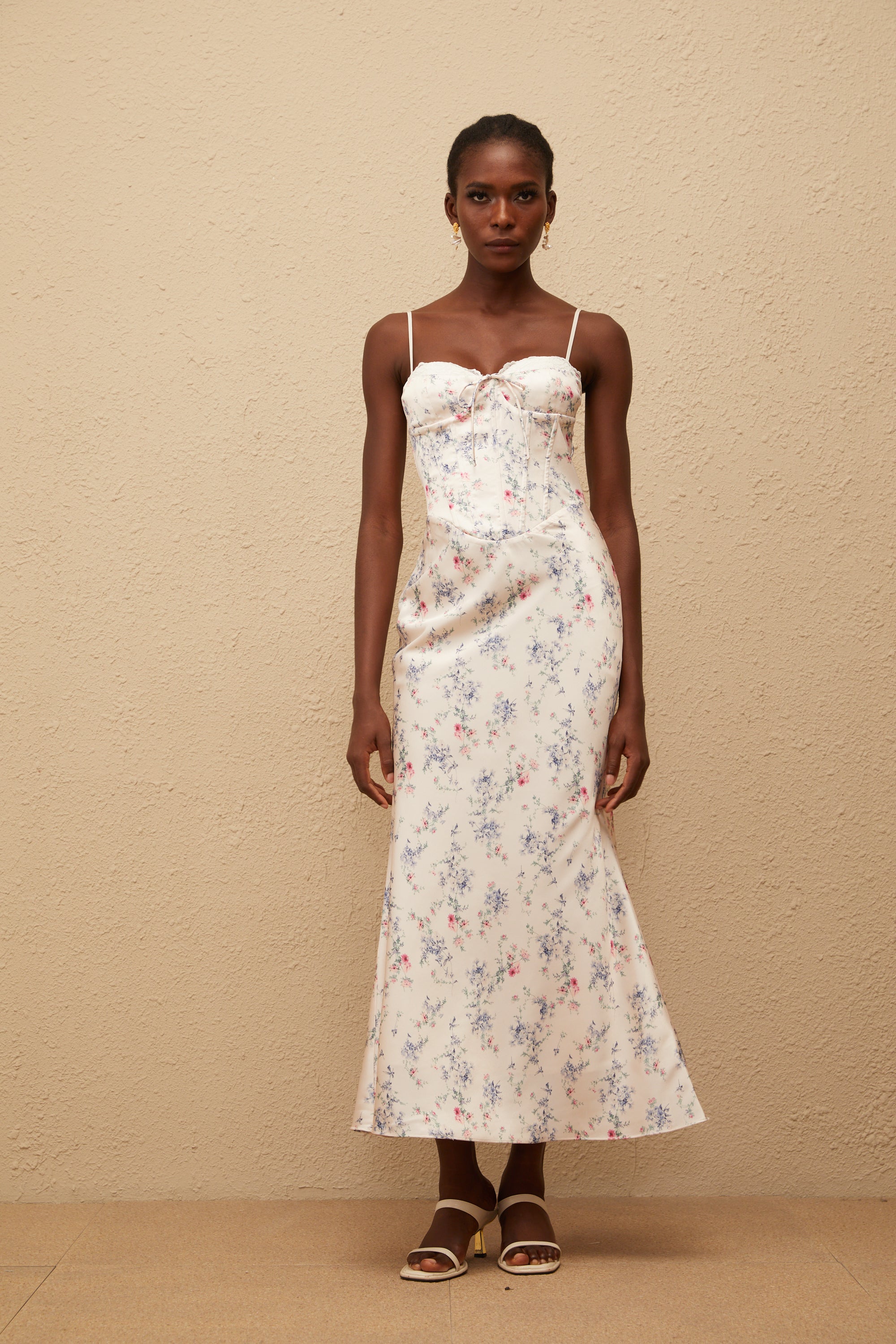 Angeliki – Weißes Maxikleid aus Satin mit Blumenmuster