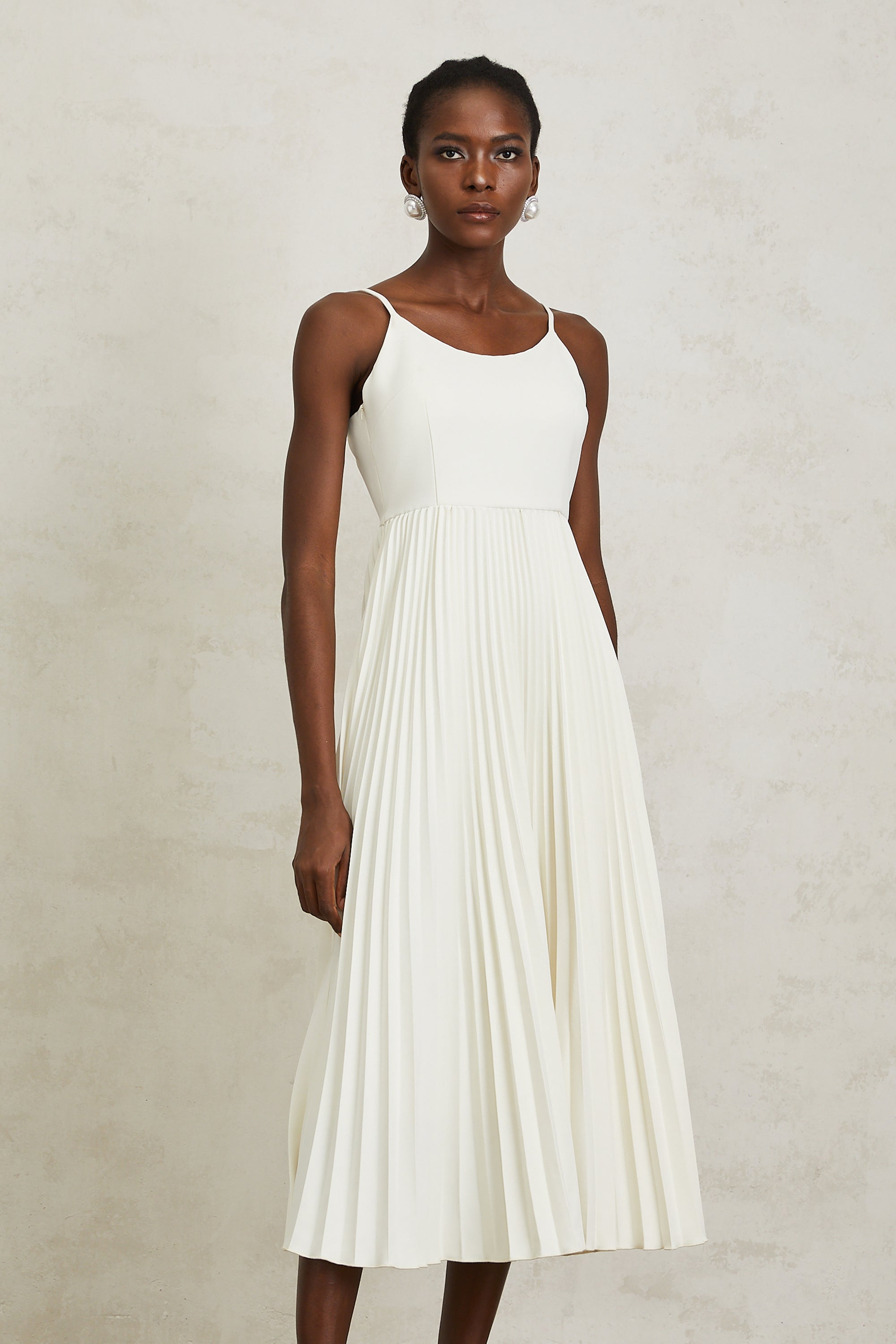 طقم جاكيت وفستان من كاليوبي مزين بالزهور باللون الأبيض