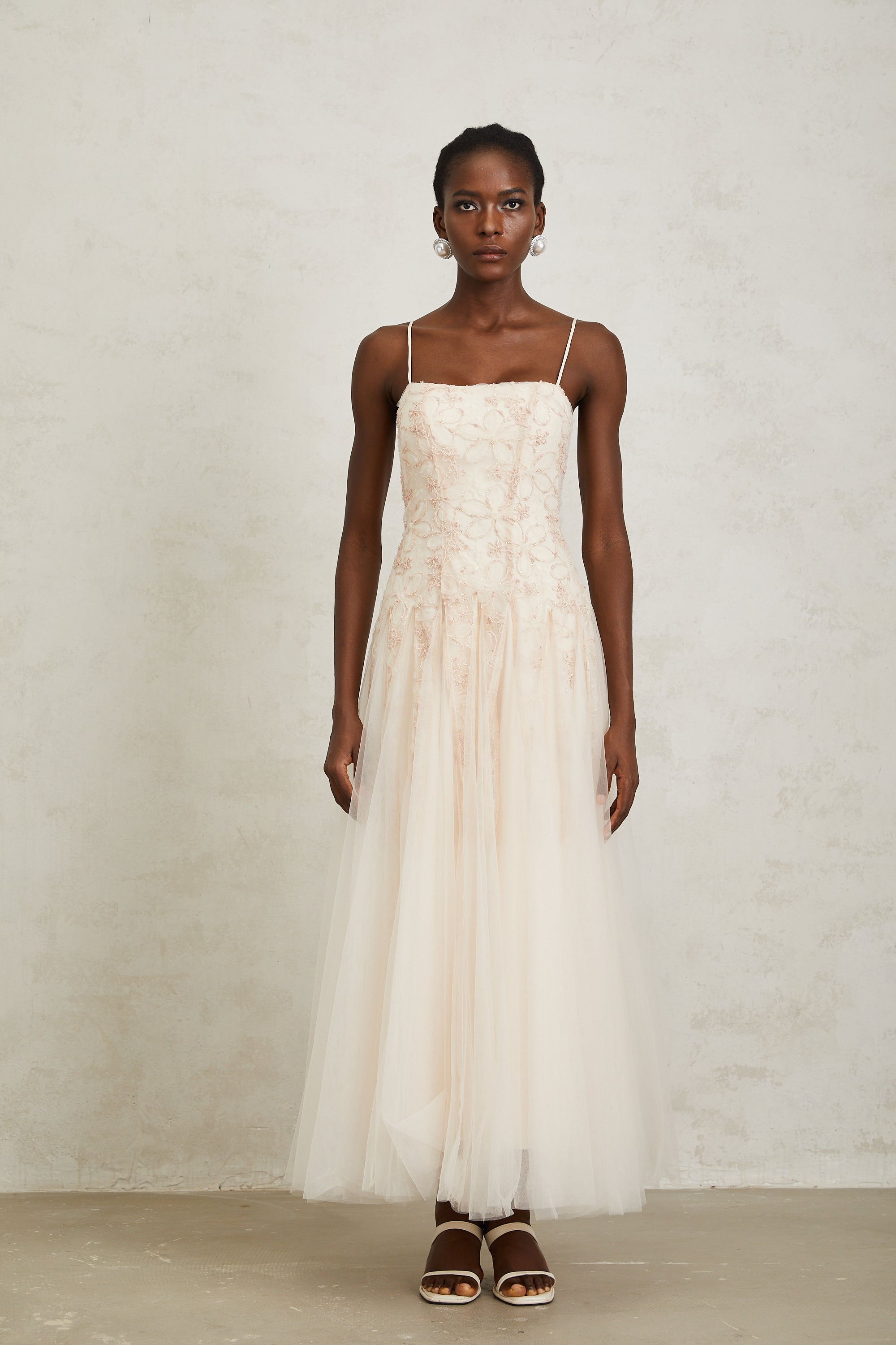 فستان مادلين ماكسي من التول المطرز بالورود باللون الوردي