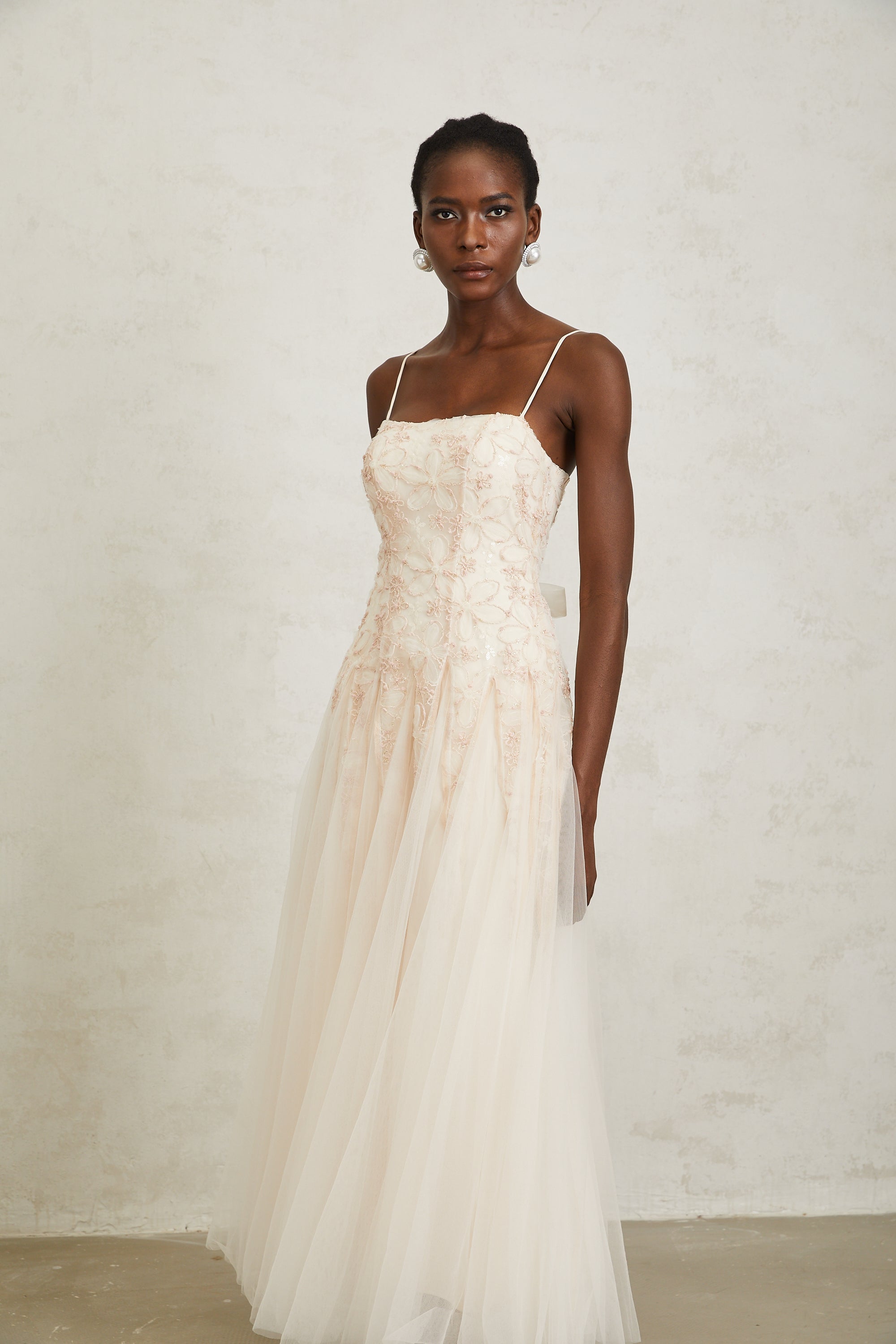 فستان مادلين ماكسي من التول المطرز بالورود باللون الوردي