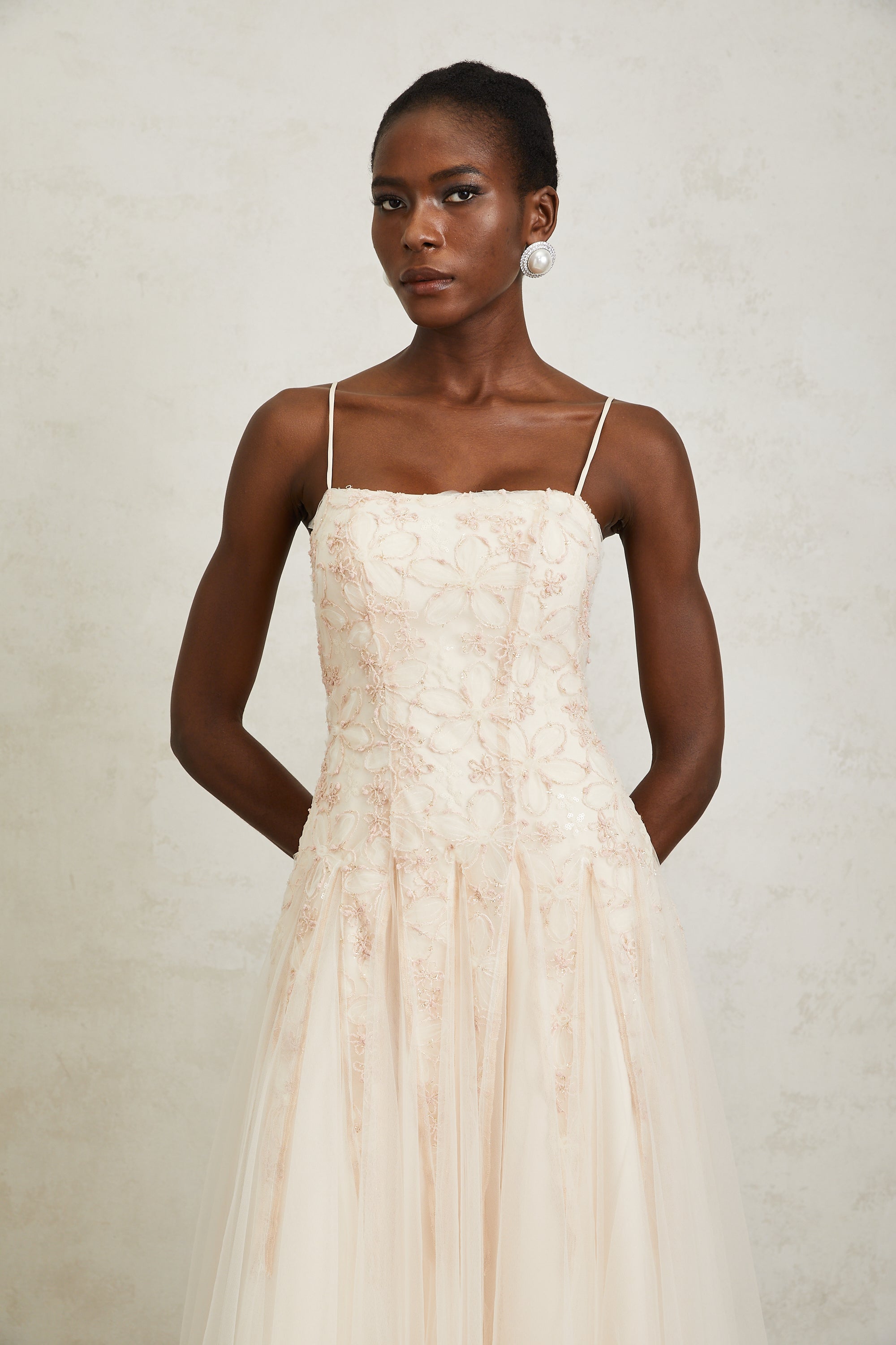 فستان مادلين ماكسي من التول المطرز بالورود باللون الوردي