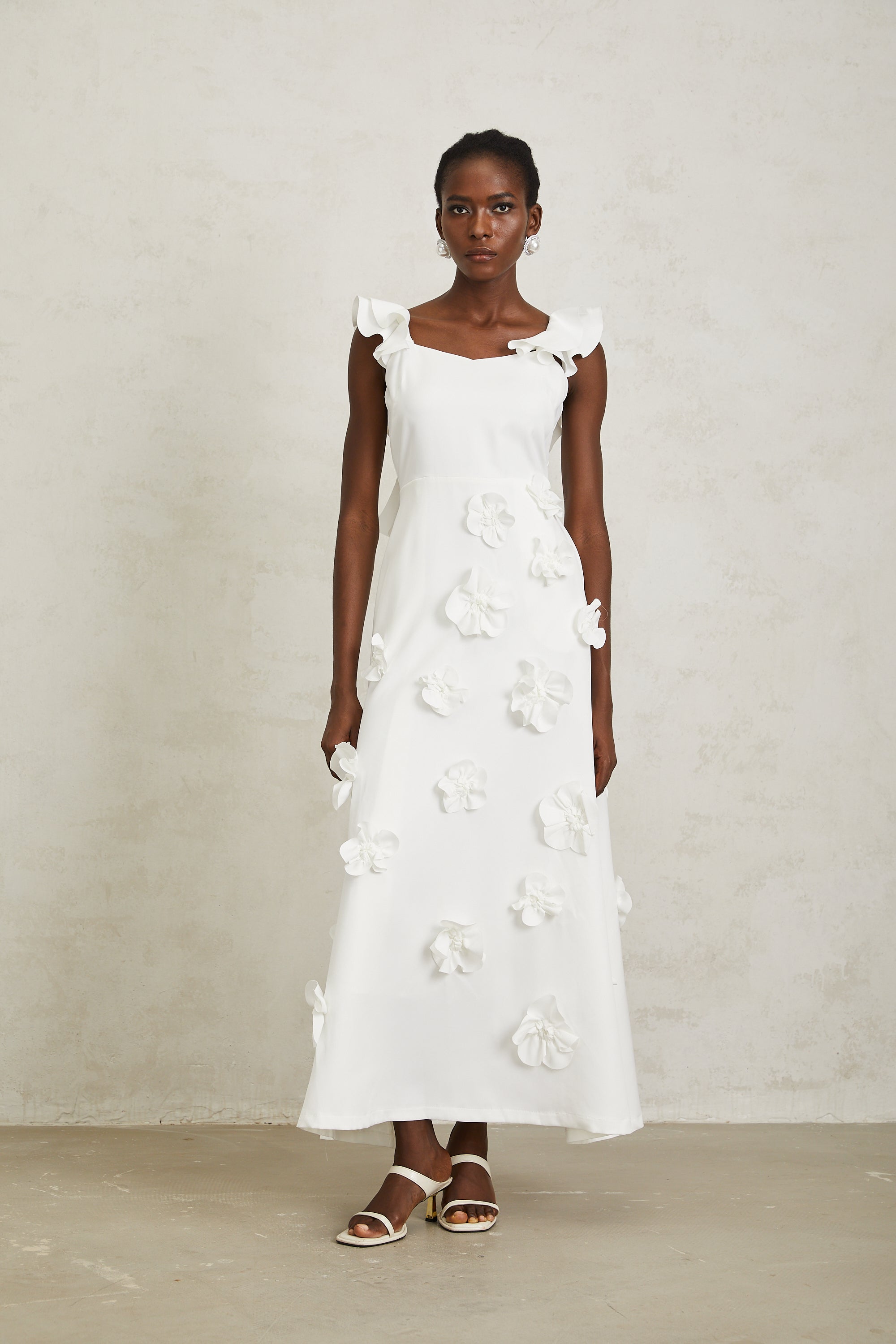 Ninon – Weißes Maxikleid mit 3D-Blütenblättern