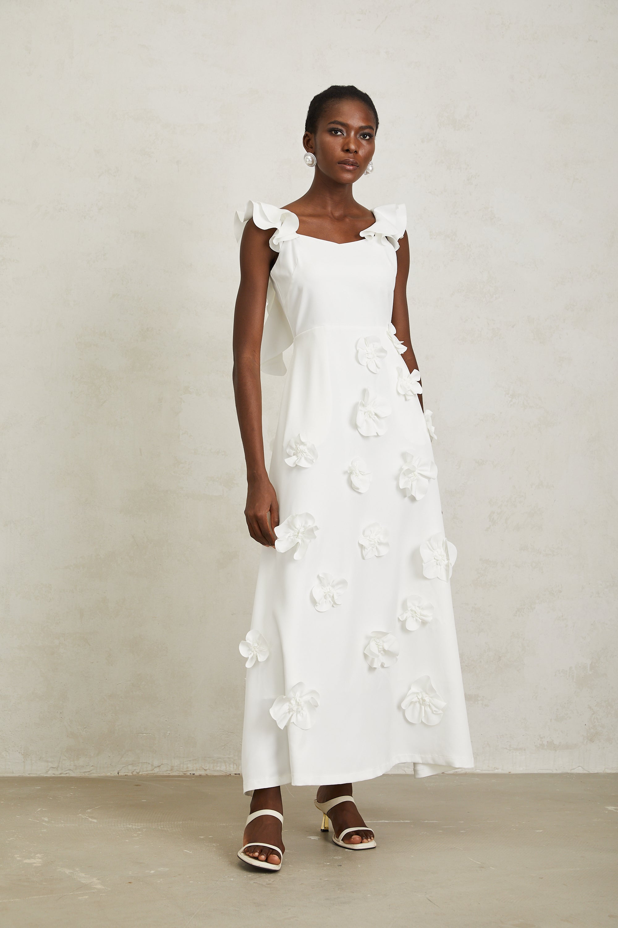 Ninon – Weißes Maxikleid mit 3D-Blütenblättern