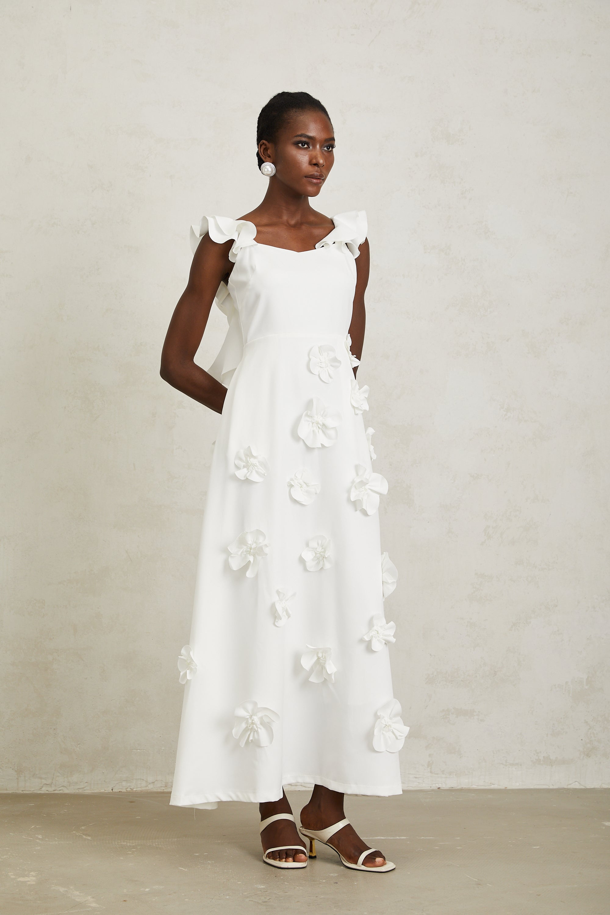 Ninon – Weißes Maxikleid mit 3D-Blütenblättern