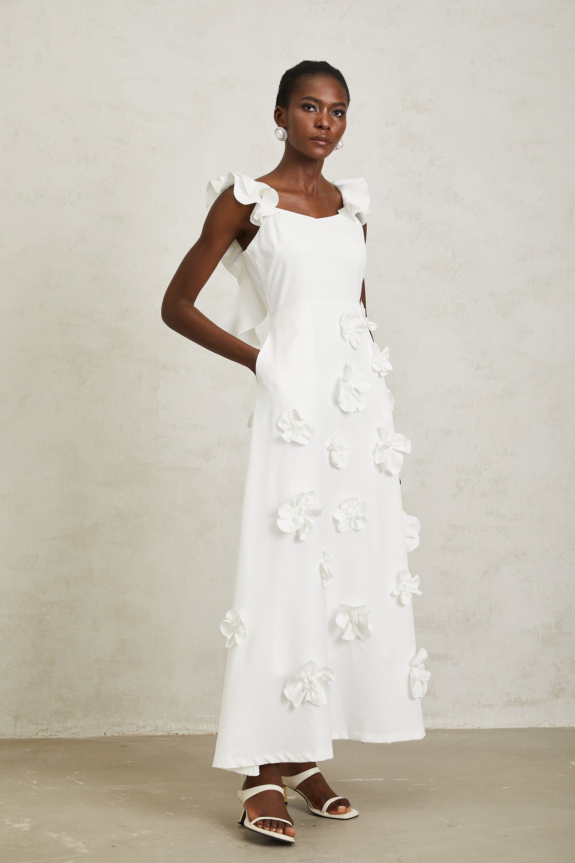 Ninon – Weißes Maxikleid mit 3D-Blütenblättern