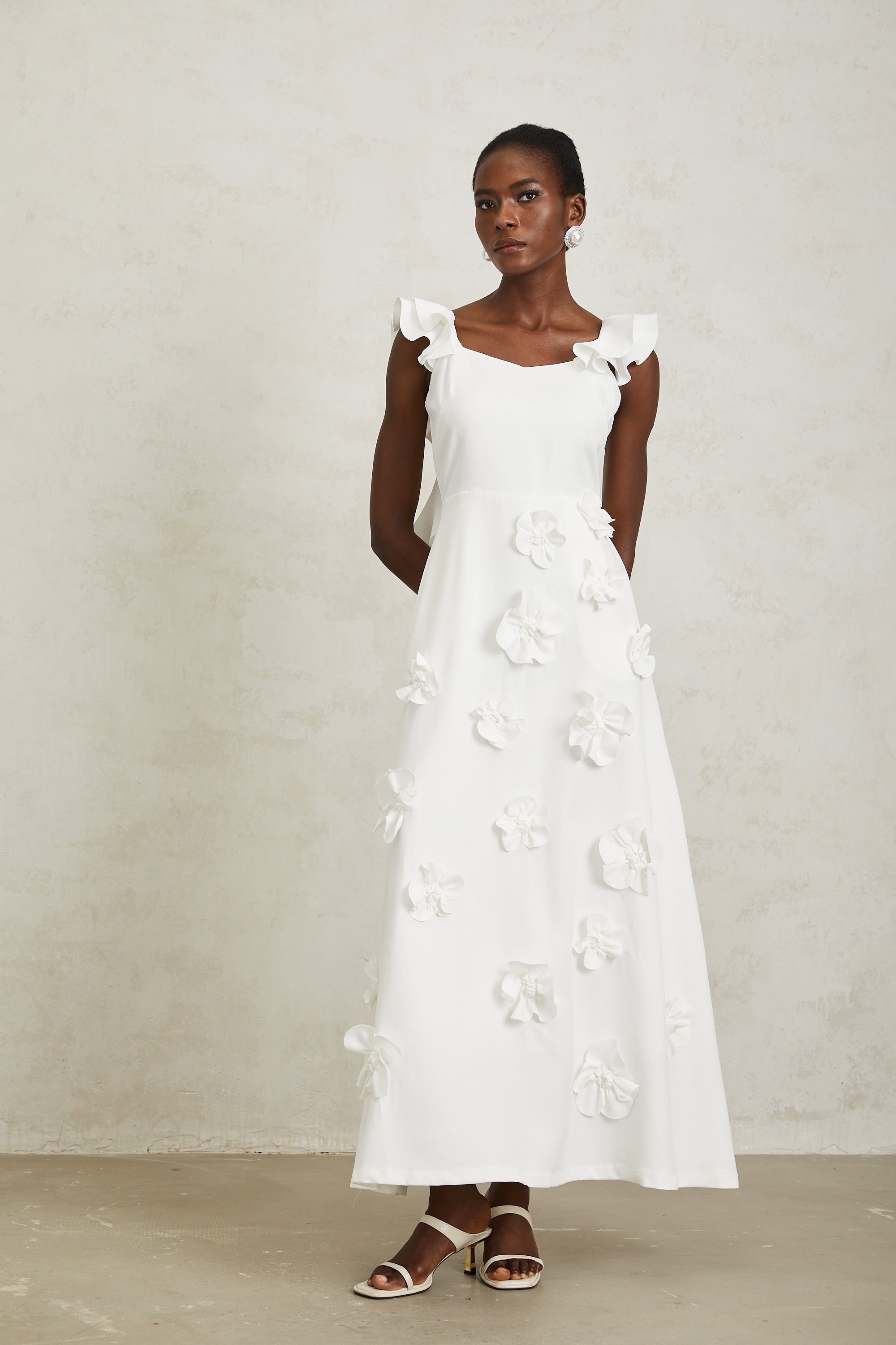 Ninon – Weißes Maxikleid mit 3D-Blütenblättern