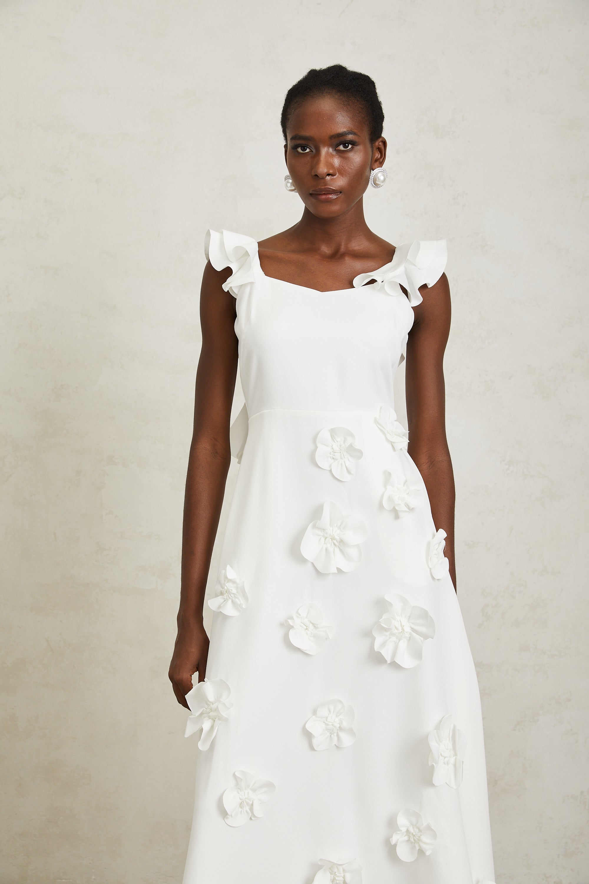 Ninon – Weißes Maxikleid mit 3D-Blütenblättern