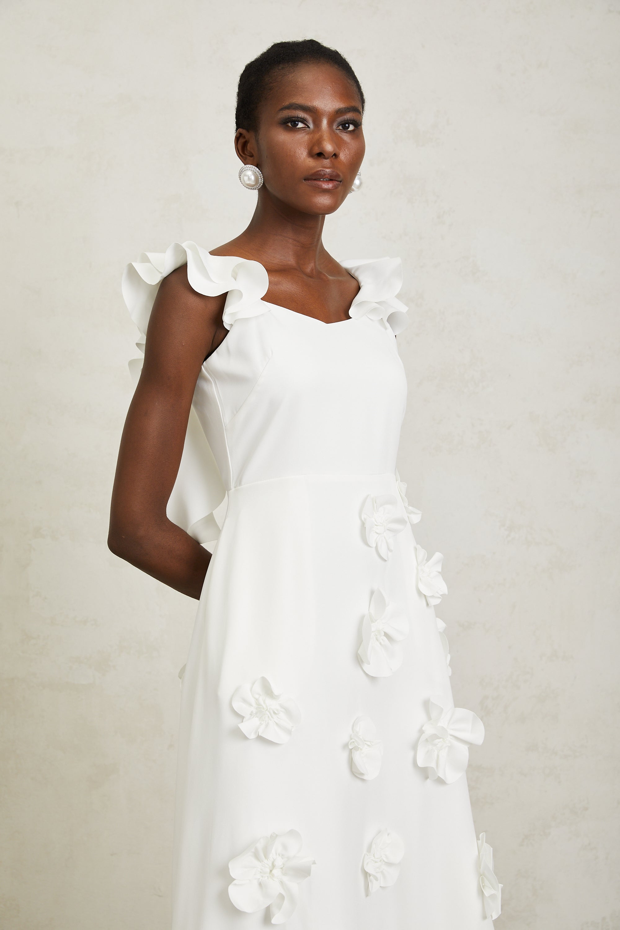 Ninon – Weißes Maxikleid mit 3D-Blütenblättern