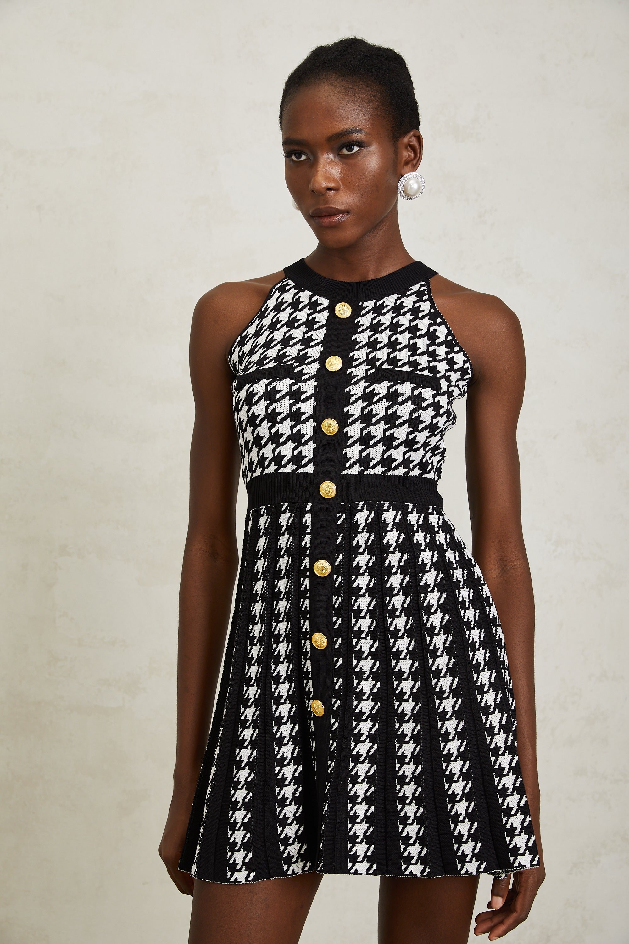 Jacqueline – Schwarzes Häkelstrick-Minikleid mit Hahnentrittmuster