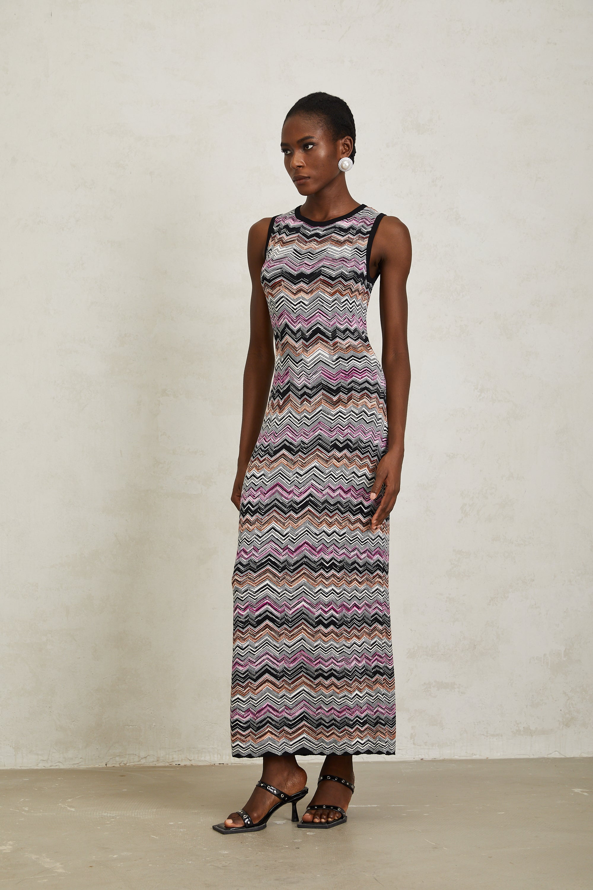 Manon – Lilafarbenes Maxikleid aus gewebtem Strick mit Zickzackmuster