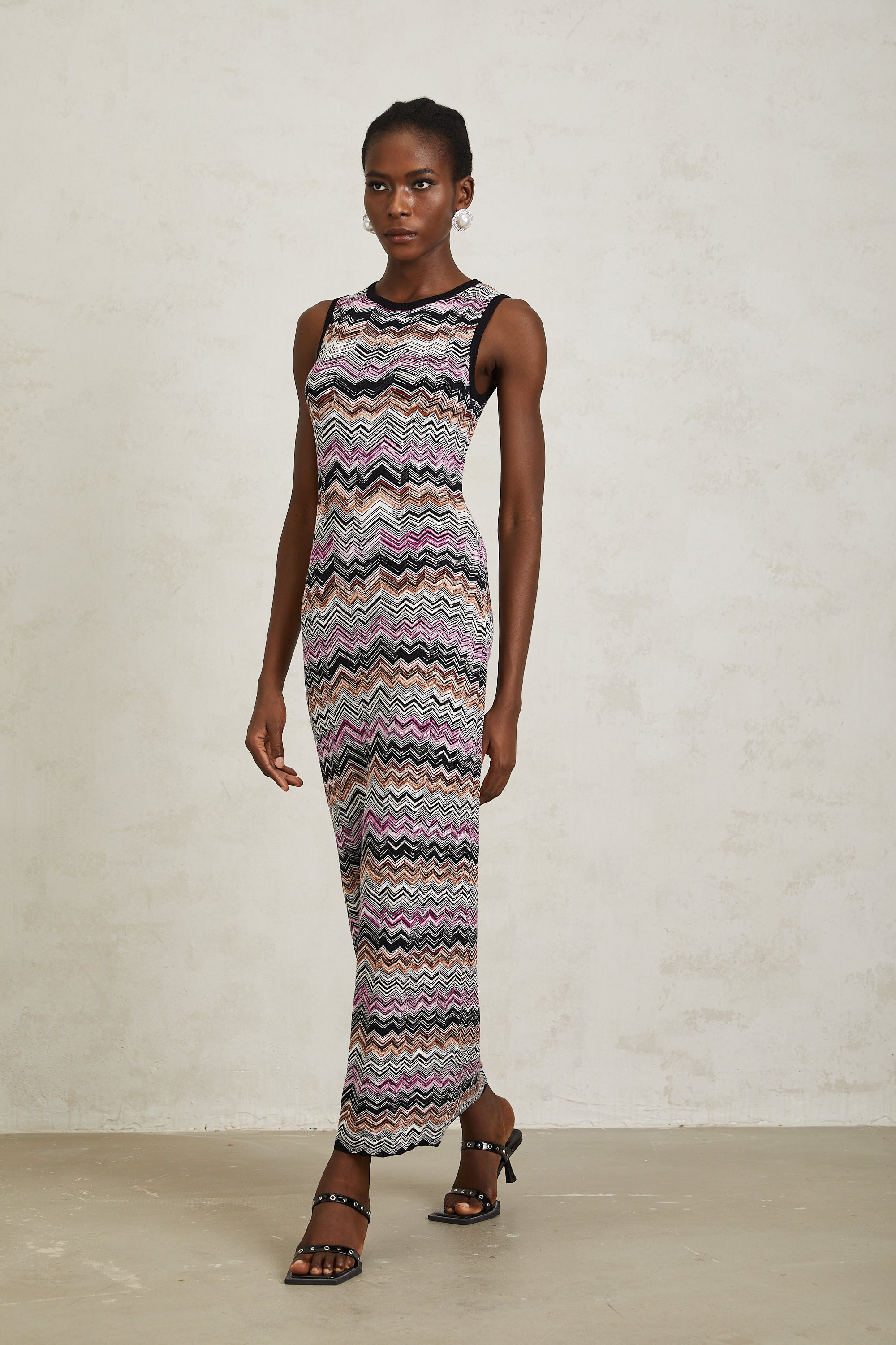 Manon – Lilafarbenes Maxikleid aus gewebtem Strick mit Zickzackmuster