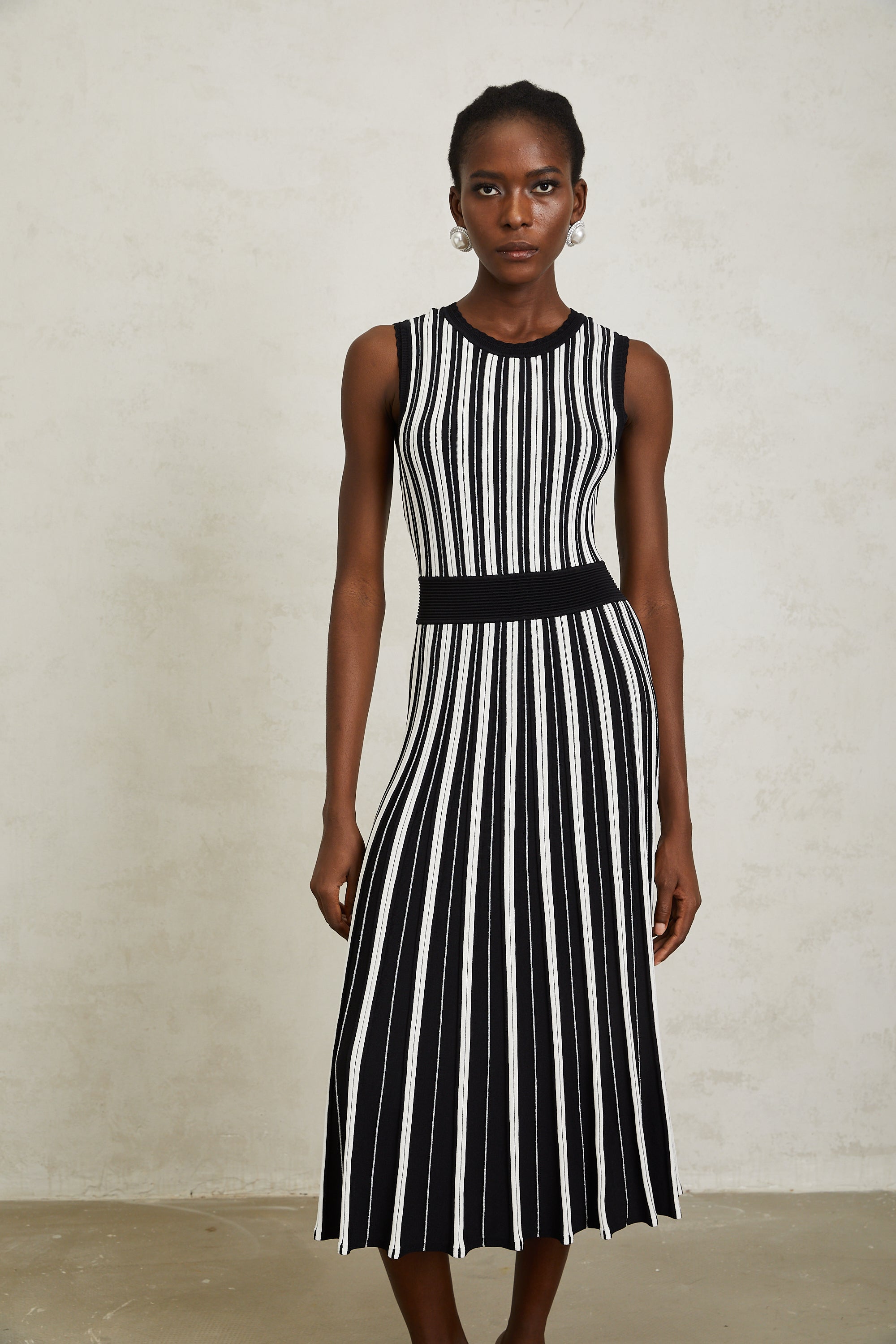 فستان كابوسين متوسط ​​الطول محبوك بخطوط عمودية سوداء